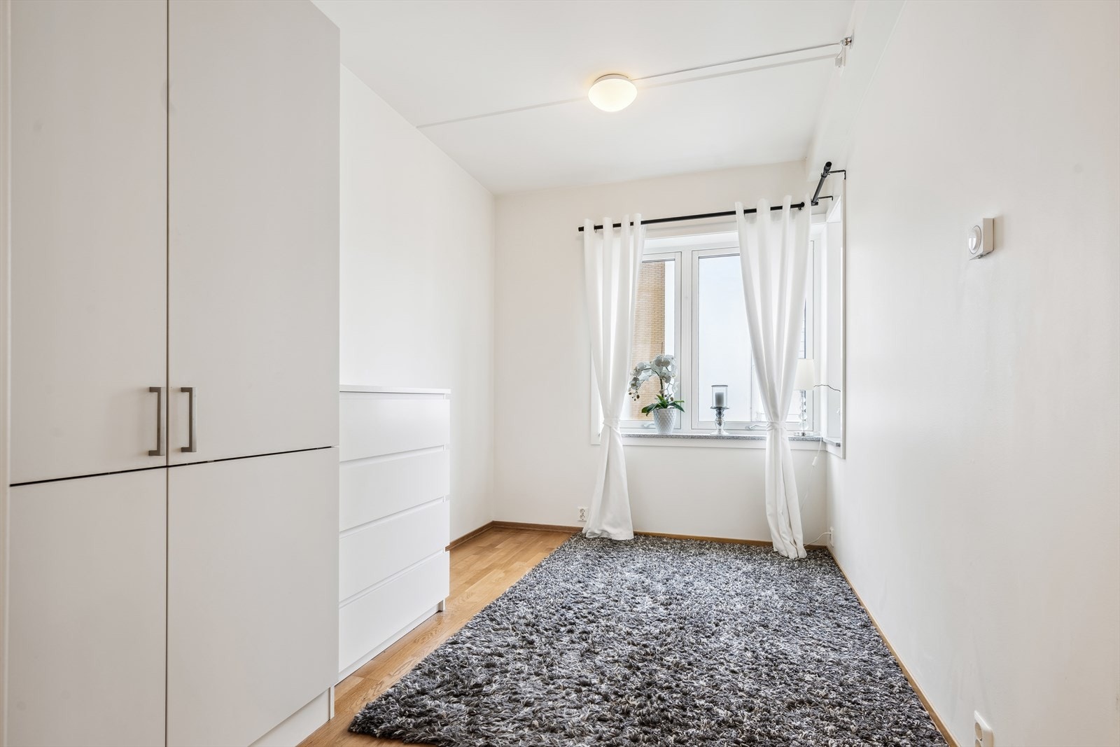 Soverom med garderobeløsning. Galleribilde