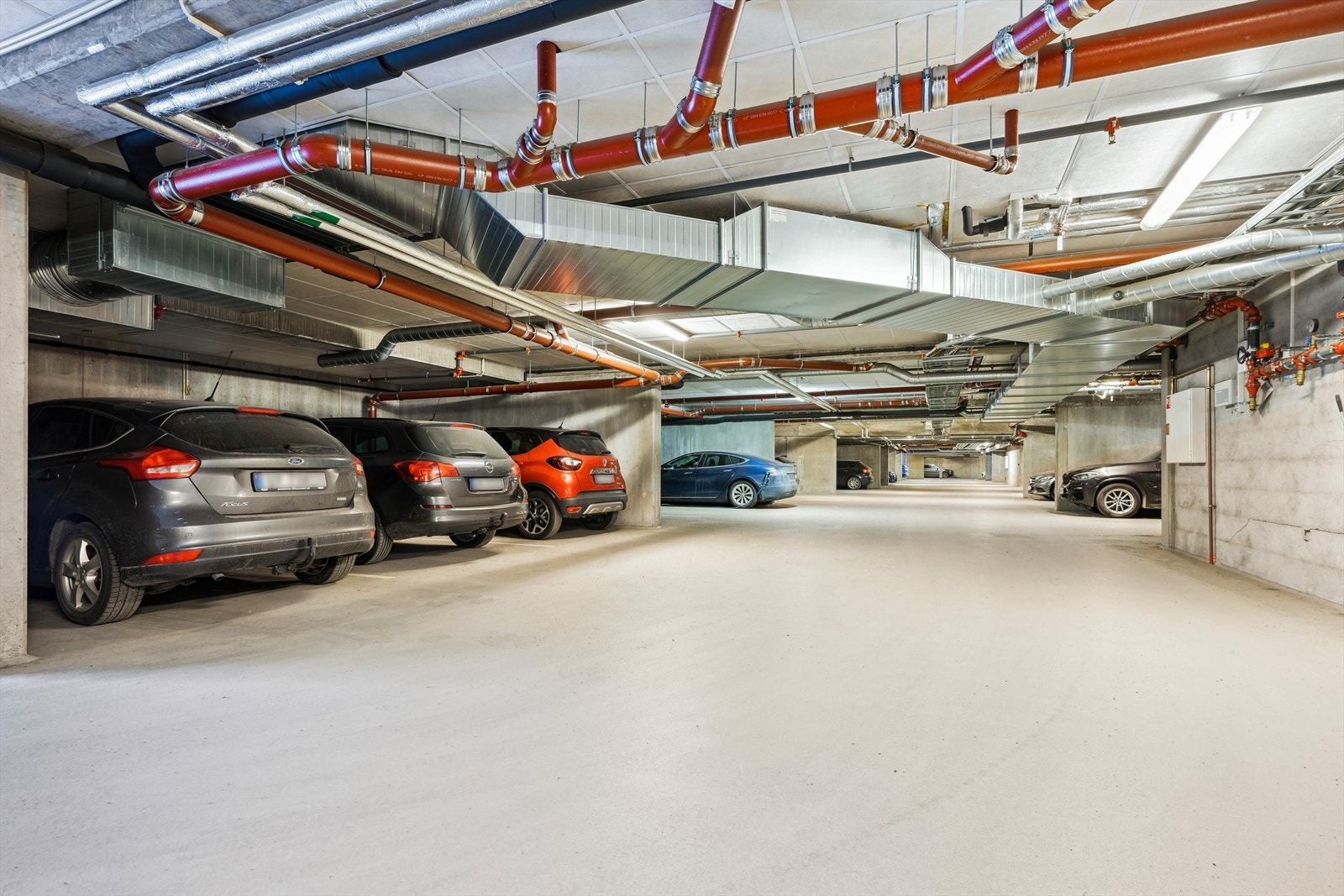 Leiligheten har egen garasjeplass i kjeller. Galleribilde