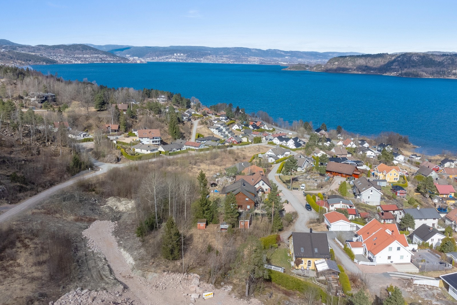 Tomten ligger fint på en høyde med fin utsikt Galleribilde