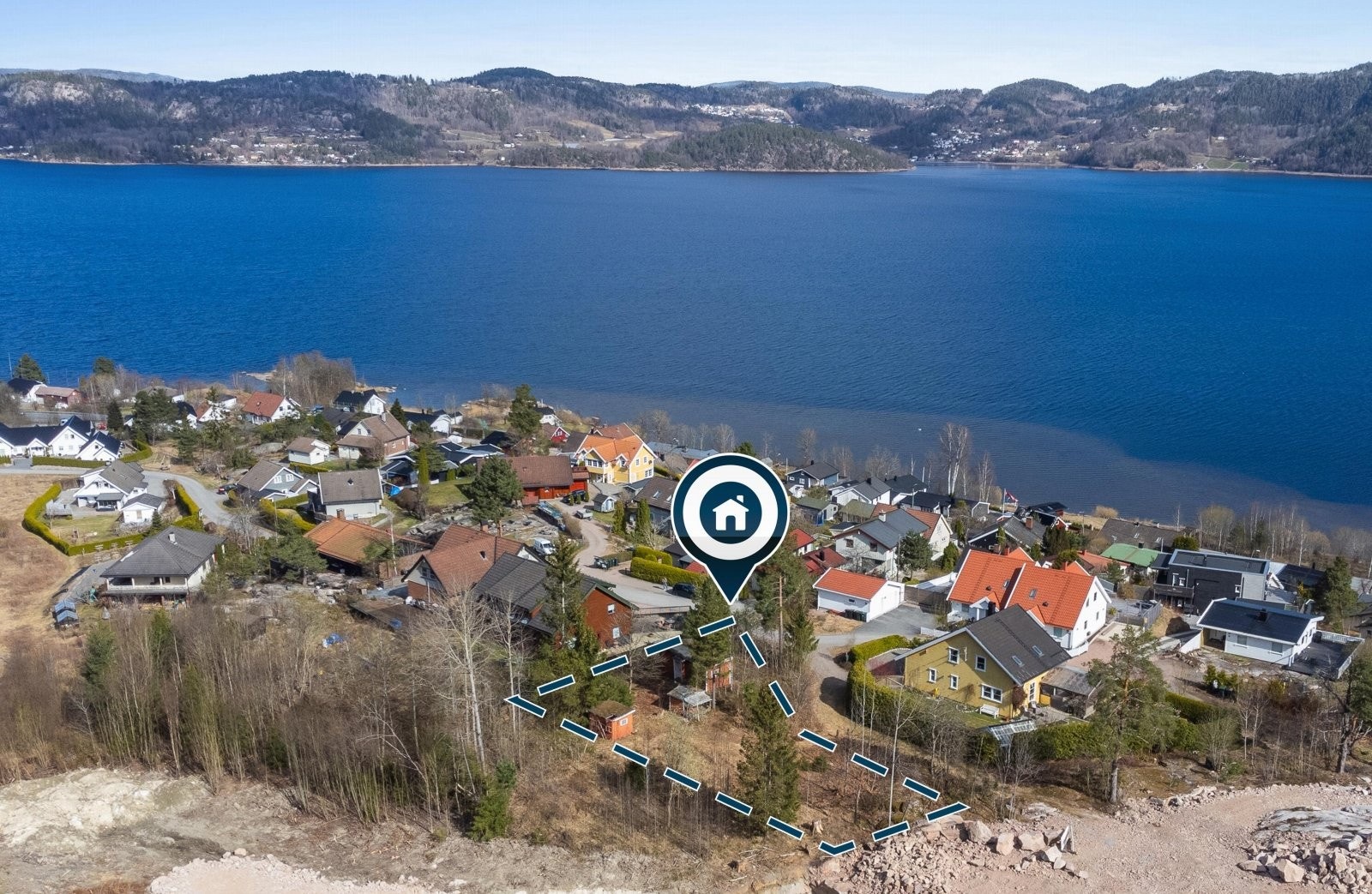 Stor attraktiv boligtomt i barnevennlig, rolig boligområdet innerst i blindvei (pr i dag et falleferdig fritidsbygg "Bjerkbo" med uthus på tomten) Galleribilde