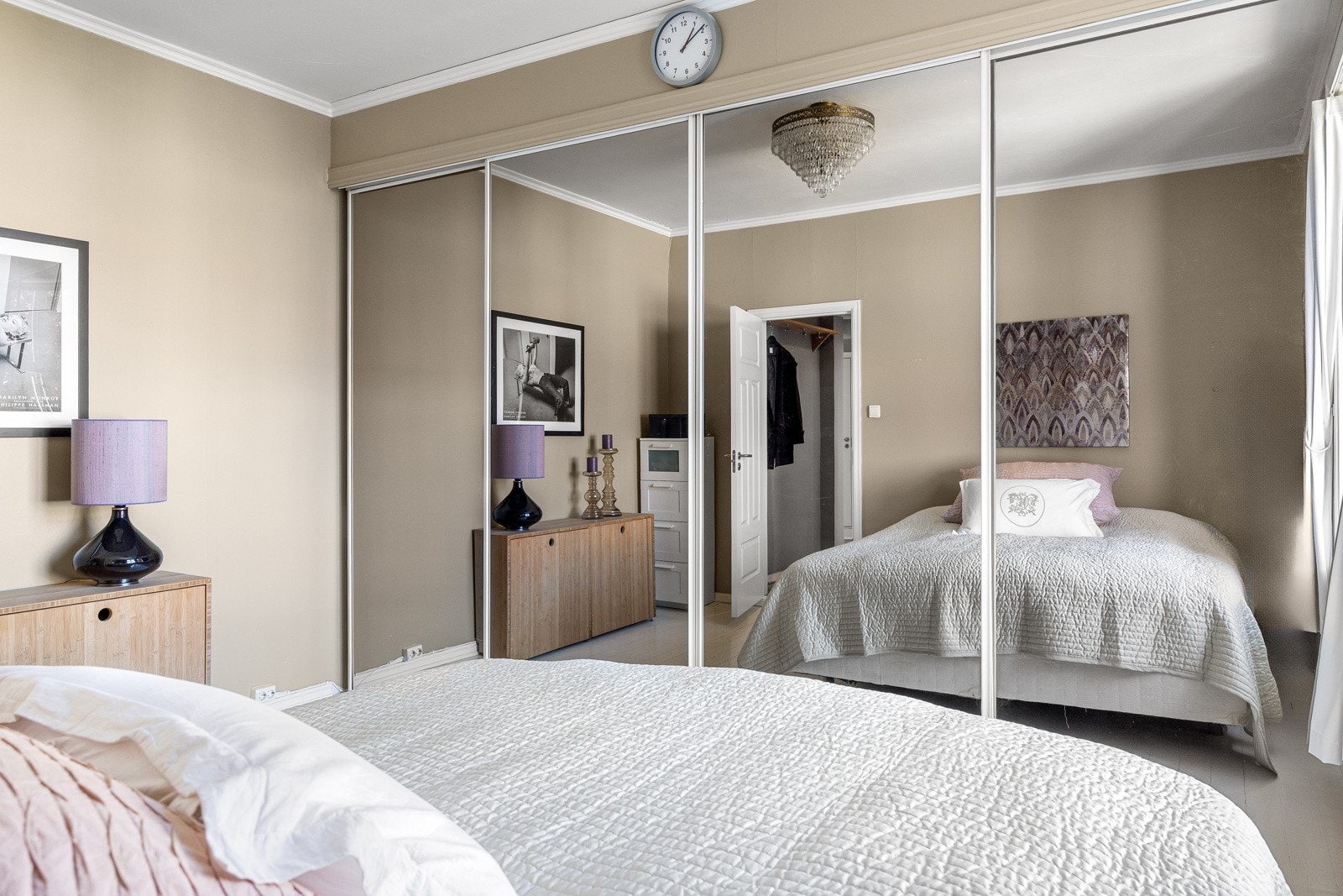 Rommet har god plass til dobbeltseng og nattbord og er innredet med en stor skyvedørsgarderobe. Galleribilde