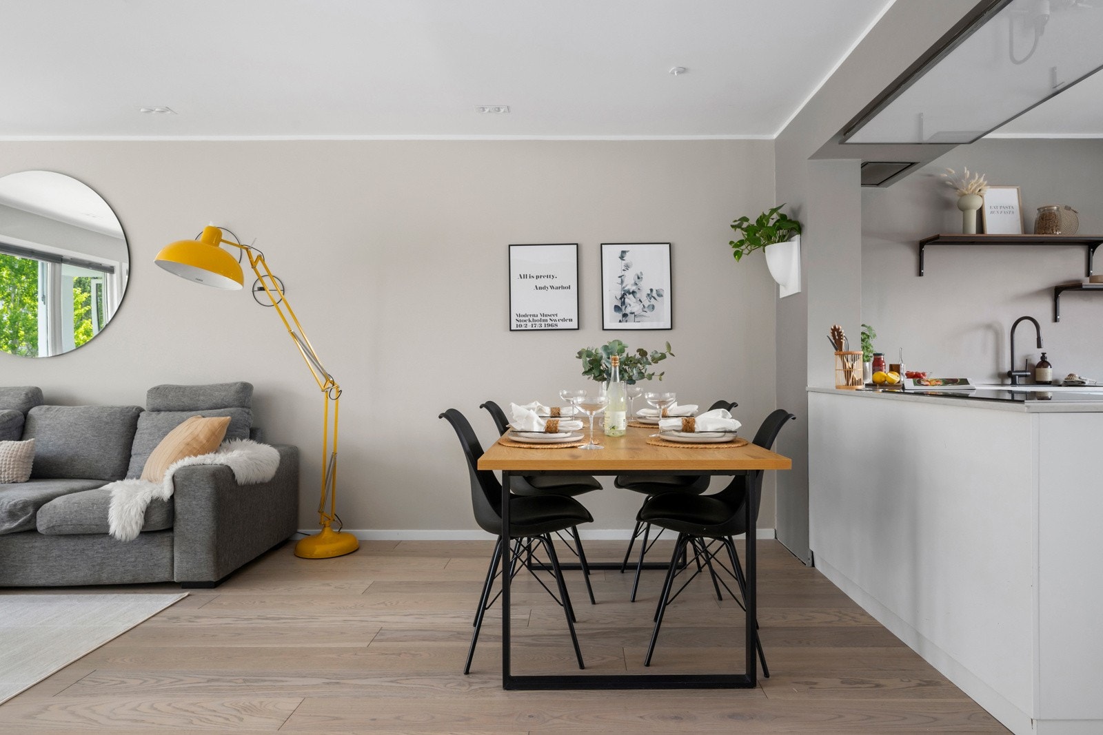 Det tidløse og moderne interiøret gjør det enkelt å innrede med det man vil, og det er plass til både spisebord og sofagruppe. Galleribilde