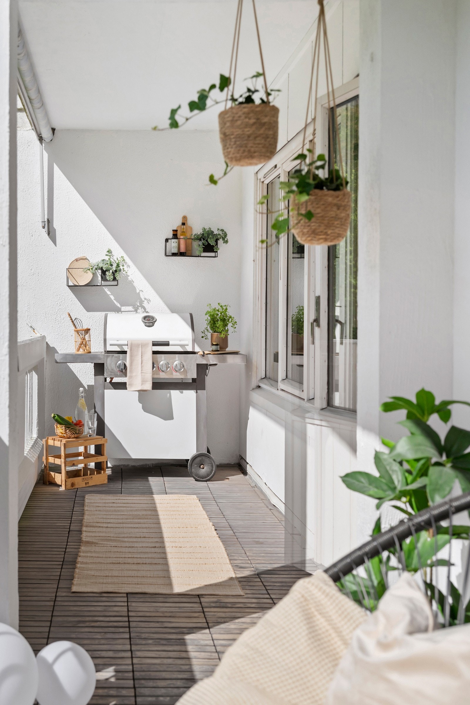 Praktisk med takoverbygg, så slipper man å rydde inn puter og pledd når det regner. Galleribilde