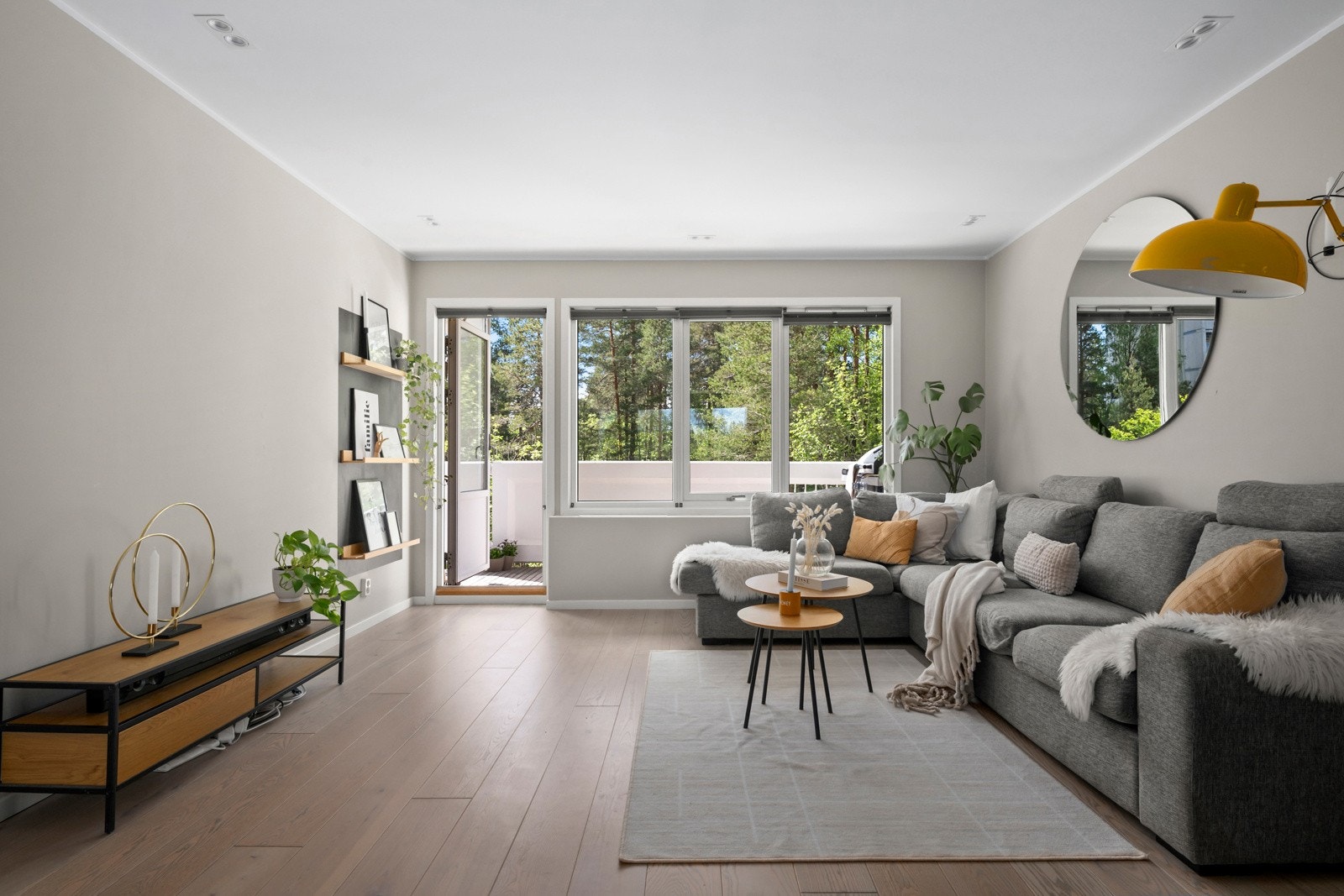 Allrommet har lyst enstavs parkettgulv, utstrakt bruk av downlightsbelysning og slette, malte overflater. Galleribilde