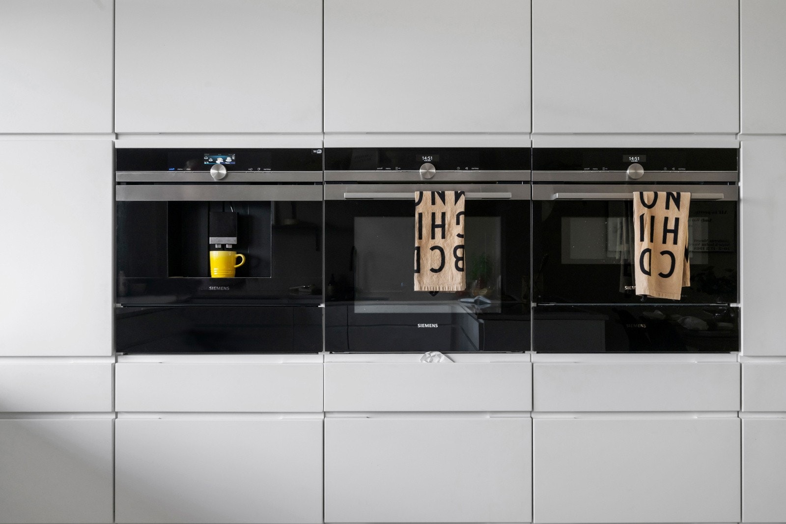 Det er integrert komfyr, mikro og kaffemaskin i ergonomisk høyde. Galleribilde