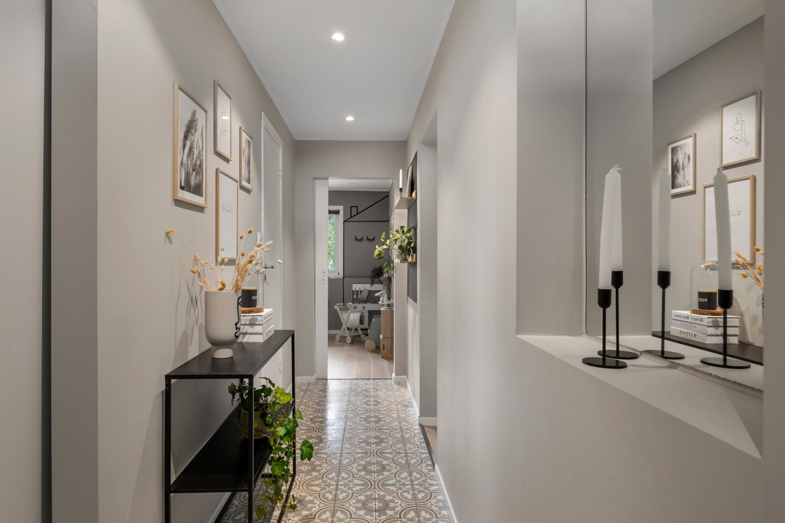 Entreen gir et solid førsteinntrykk med dekorative gulvfliser, moderne overflater og downlightsbelysning i taket. Galleribilde