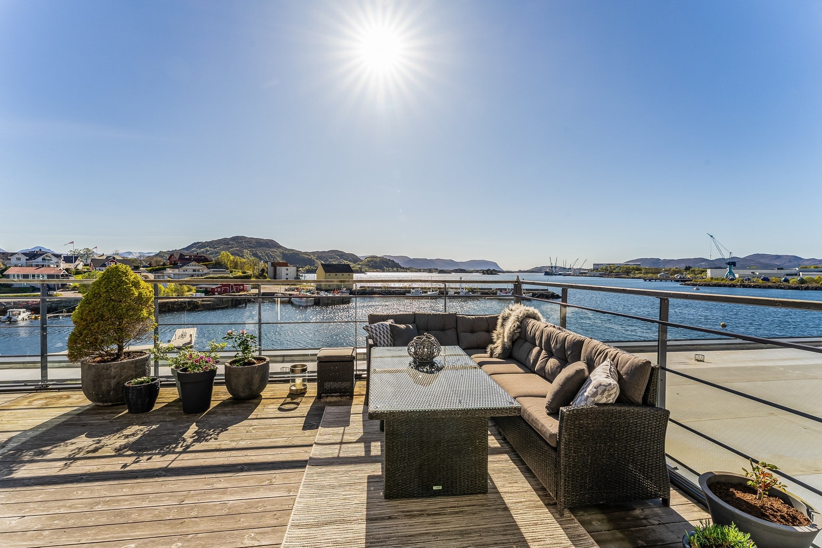Stor veranda med fantastisk utsikt og gode solforhold. Galleribilde