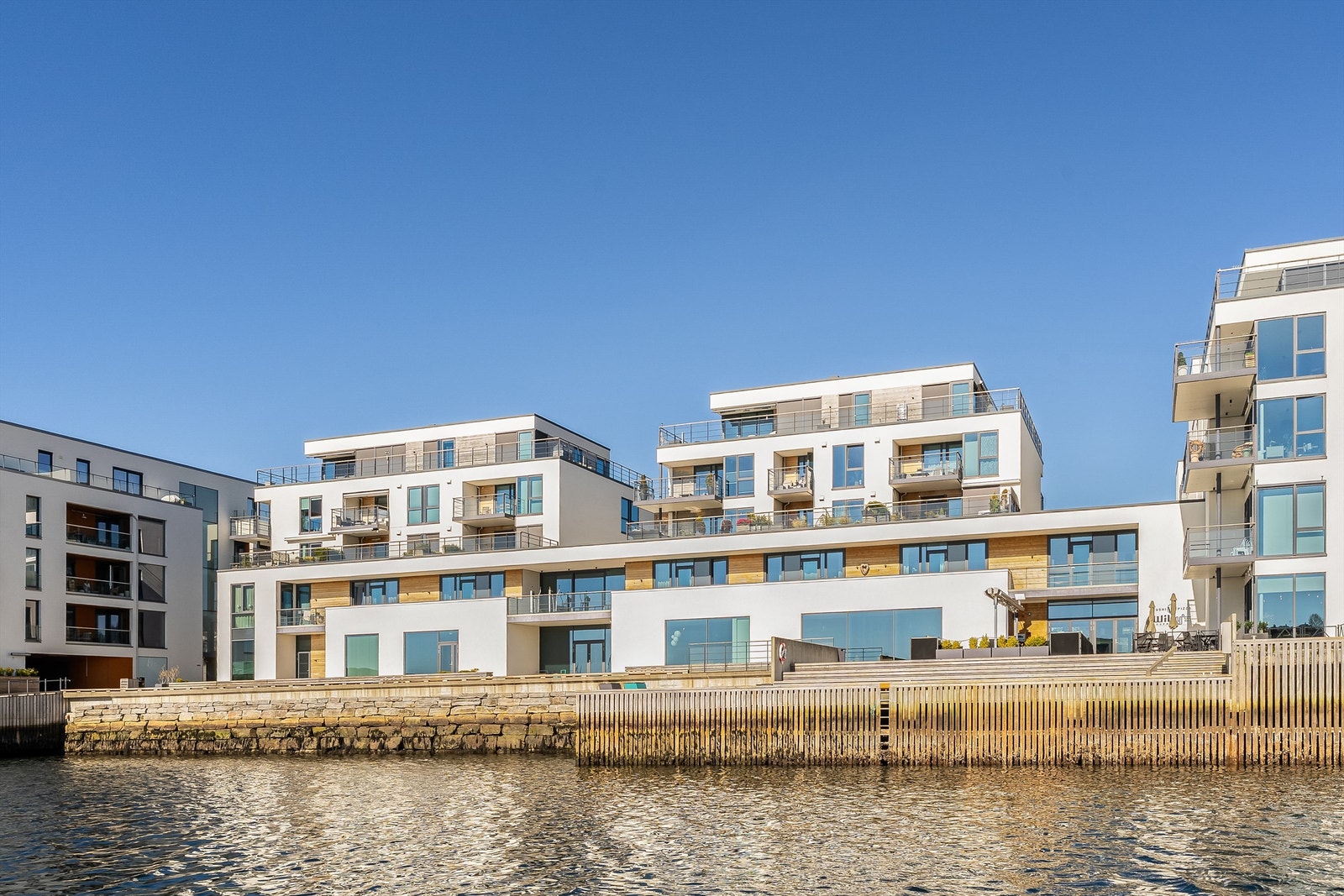 En stor og moderne selveierleilighet midt i Ulsteinvik sentrum. Galleribilde