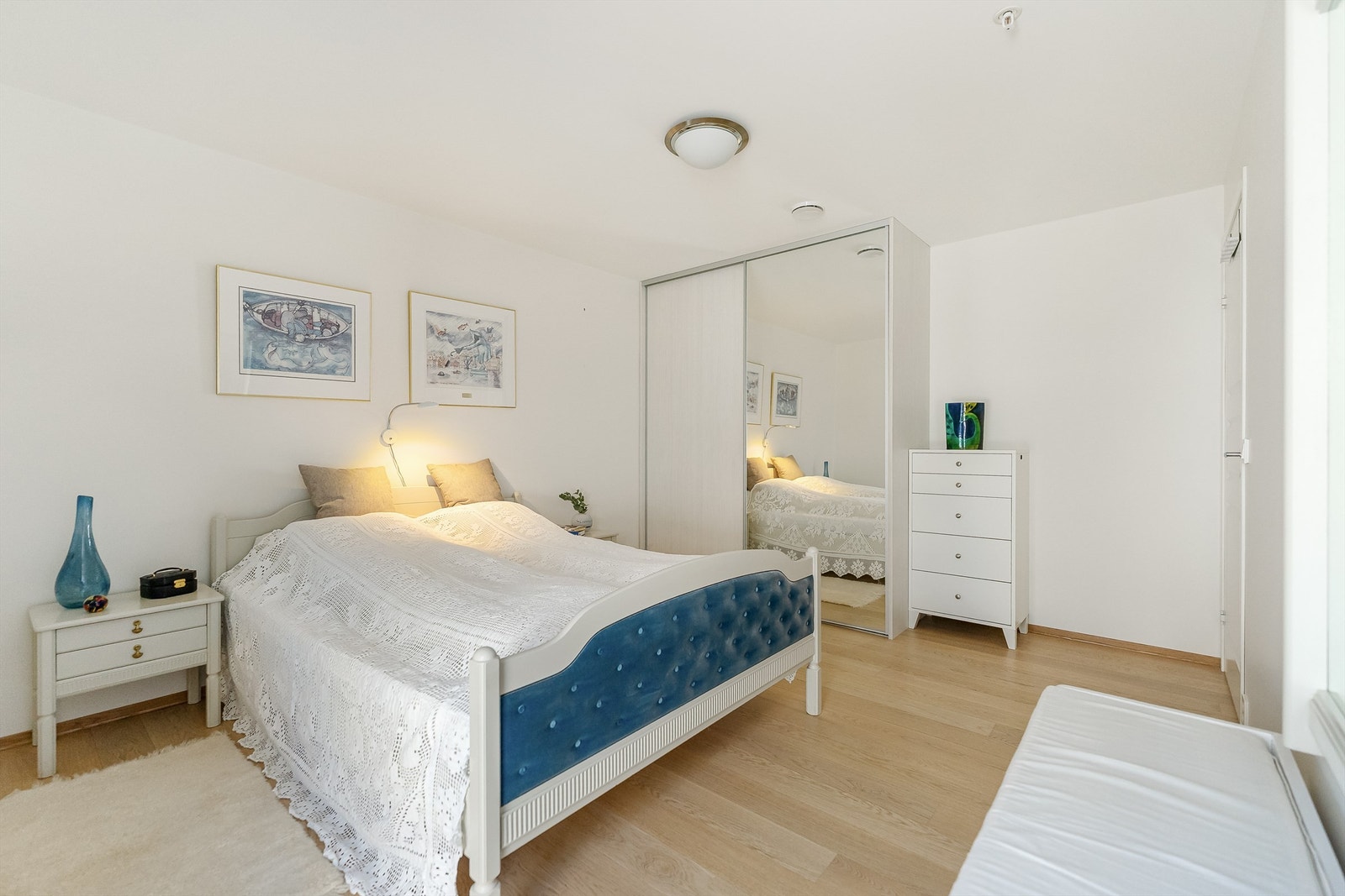 Hovedsoverom innredet med skyvedørsgarderobe. Galleribilde