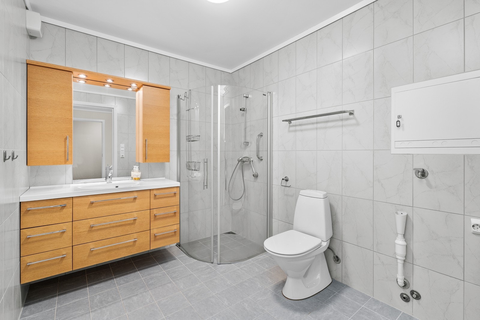 Badet har dusjhjørne, toalett, servant med underskap og det er etablert opplegg for vaskemaskin. Galleribilde