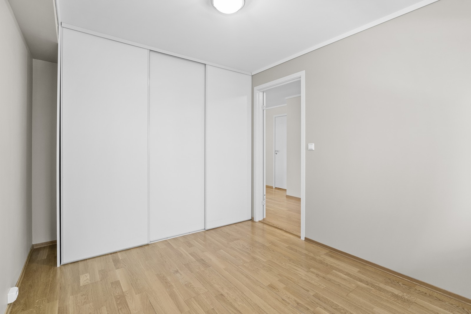 Det er god skapplass på hovedsoverommet. Galleribilde