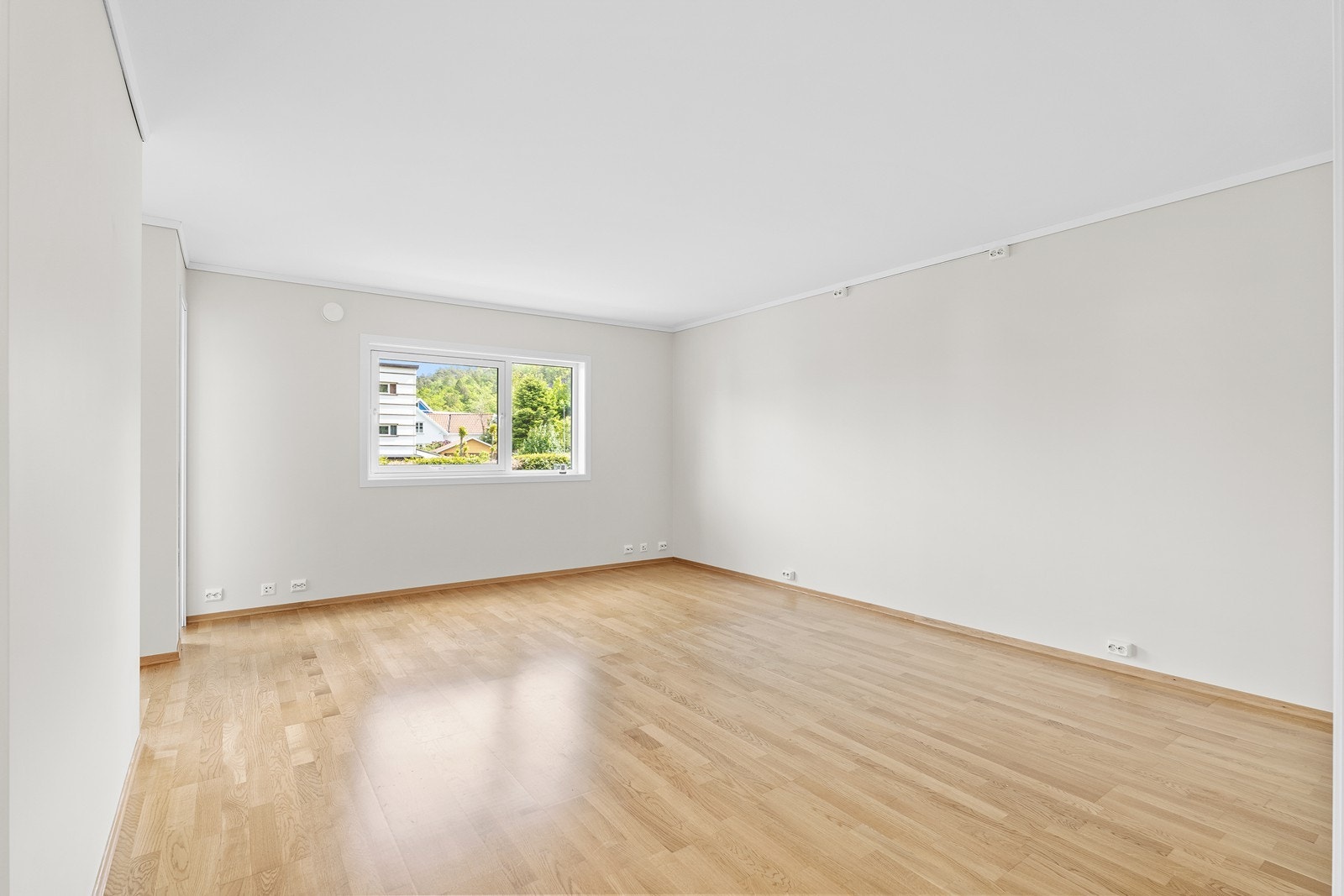 Stue-delen er fint adskilt fra kjøkkenet og har god plass til flere sittegrupper. Galleribilde