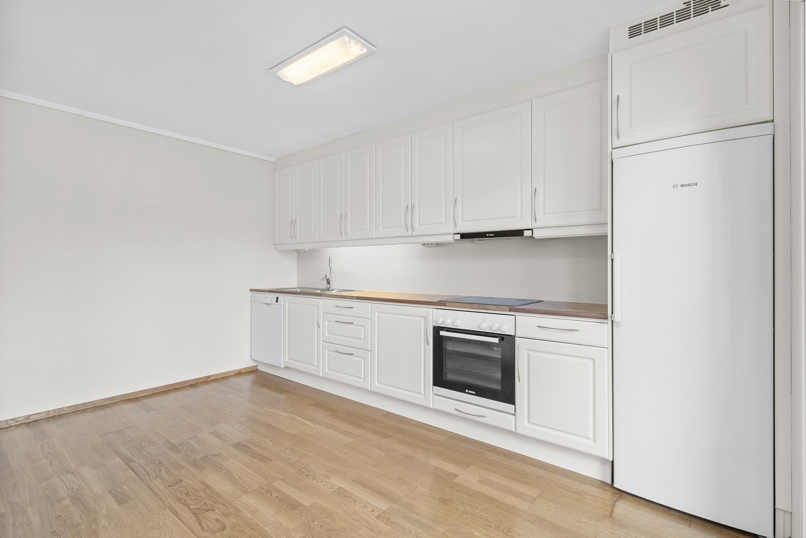 Pent kjøkken med profilert innredning. Laminat benkeplate og god plass til spisegruppe. Galleribilde