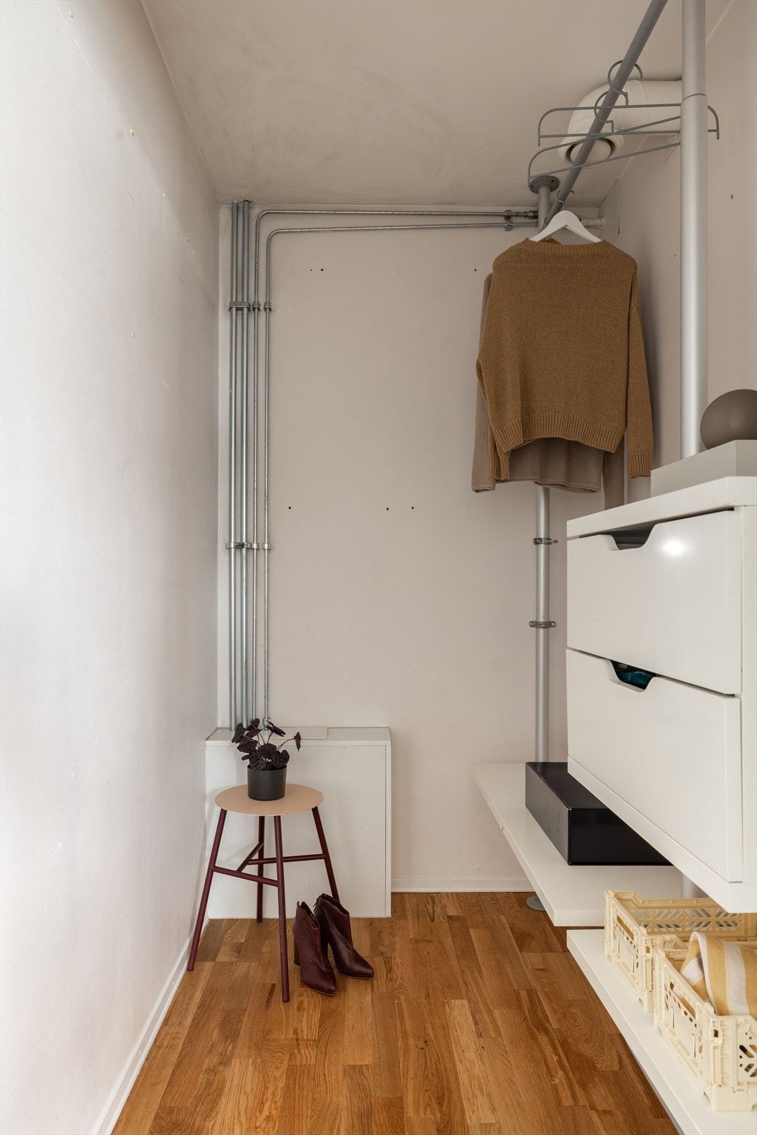 Det er montert hyller og garderobestang, som gjør det enkelt å holde orden. Galleribilde