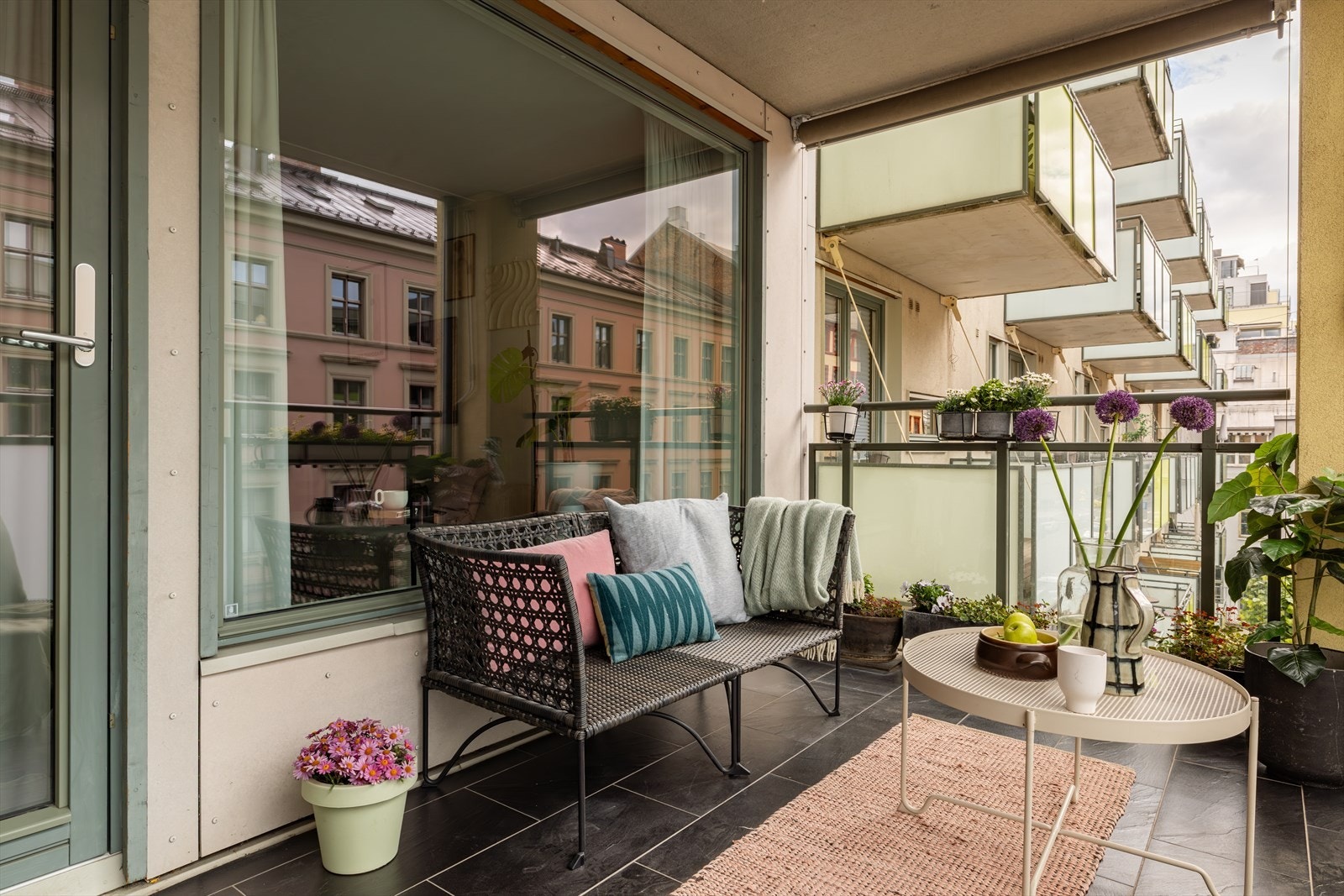 Her får du sol fra ca. kl. 09:30 og frem til ca. kl. 19:00 i det ene hjørnet, med gradvis skygge fra ca. kl. 17:00 sommerstid. Galleribilde