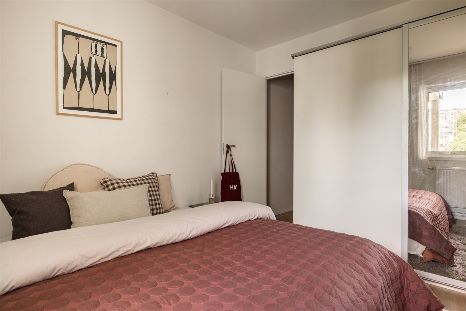 Rommet er tilknyttet en innvendig bod som brukes som omkledningsrom. Galleribilde