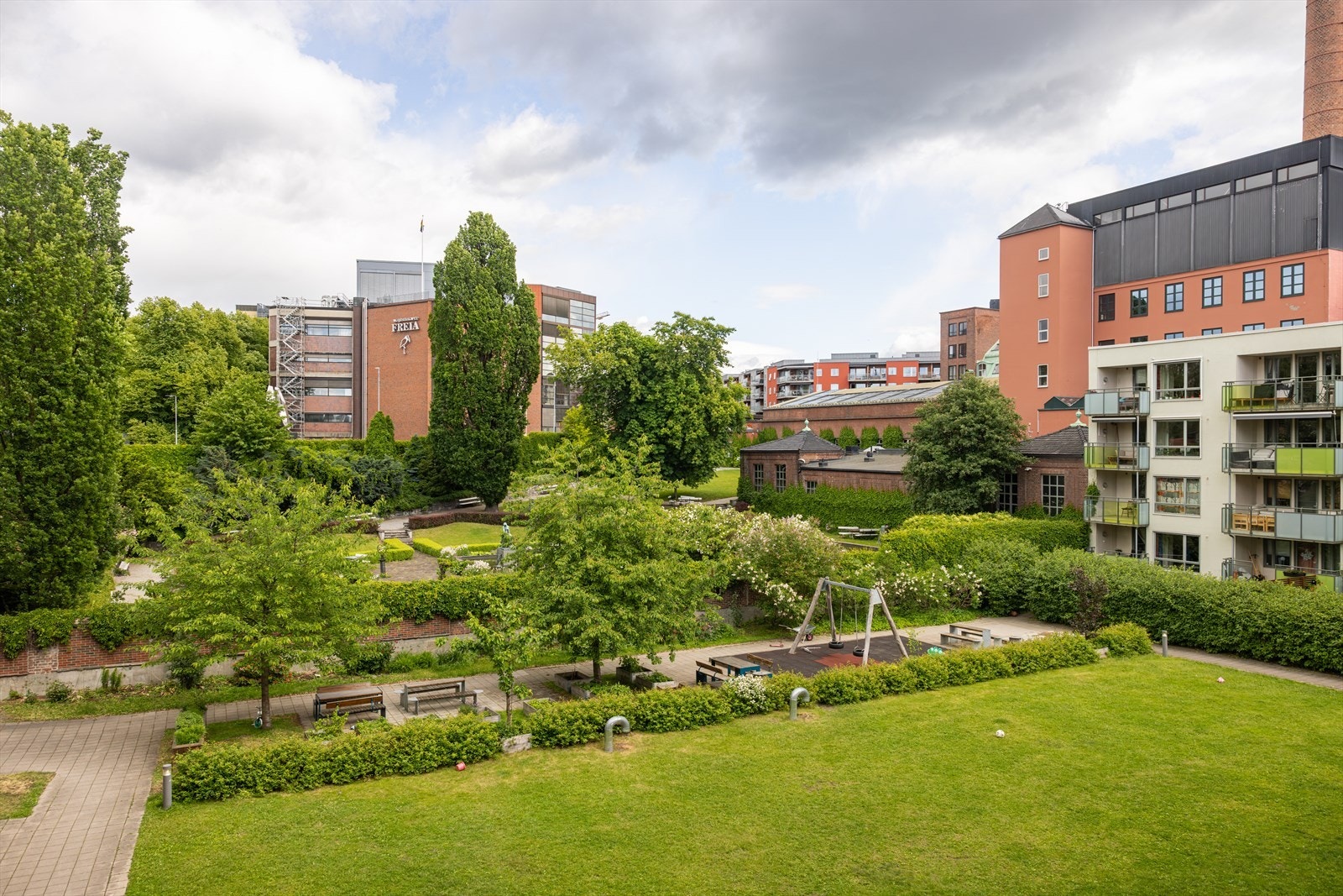 Sameiets felles gårdsrom er blant byens aller peneste, prosjektert av arkitektkontoret Snøhetta. Galleribilde