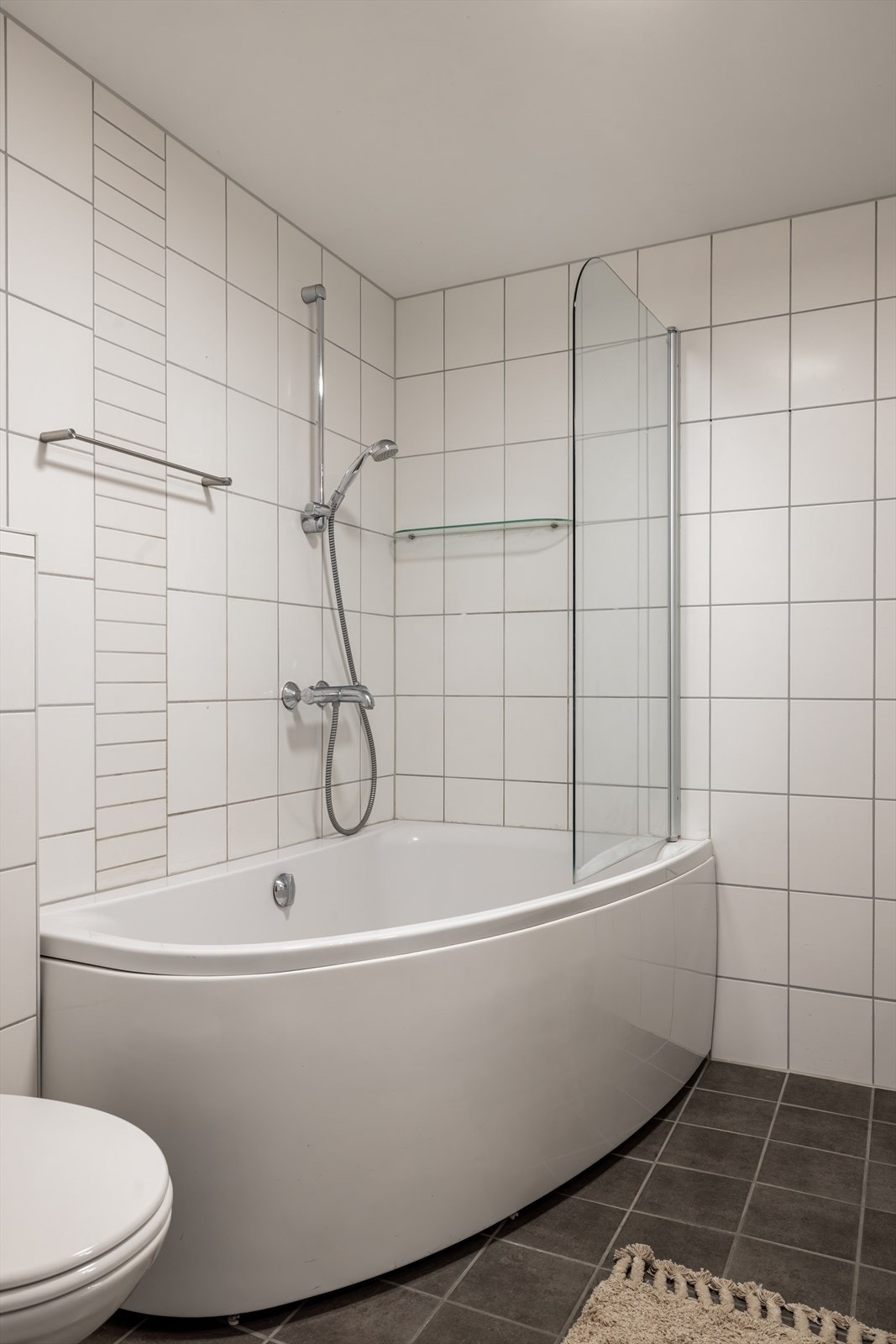 Baderom med flislagte overflater, elektrisk gulvvarme og moderne innredning. Galleribilde