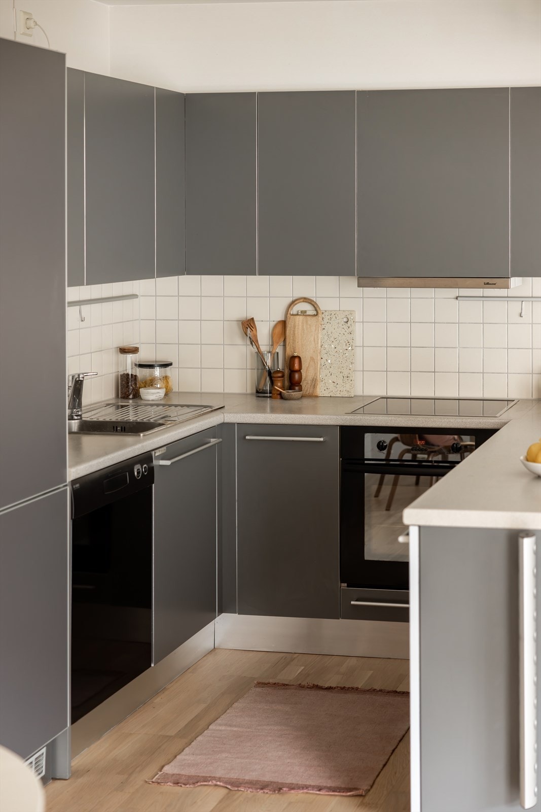 Stilrent kjøkken fra Aster med glatte fronter og laminat benkeplate med nedfelt oppvaskkum. Galleribilde