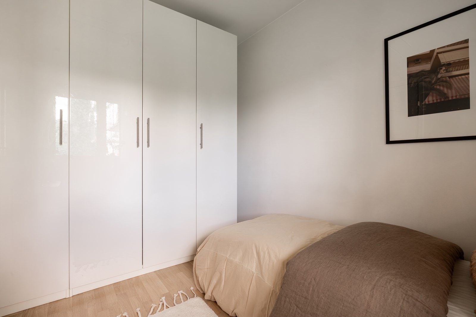 Det er montert flere garderobeskap på det siste soverommet, som gir god oppbevaringsplass. Galleribilde