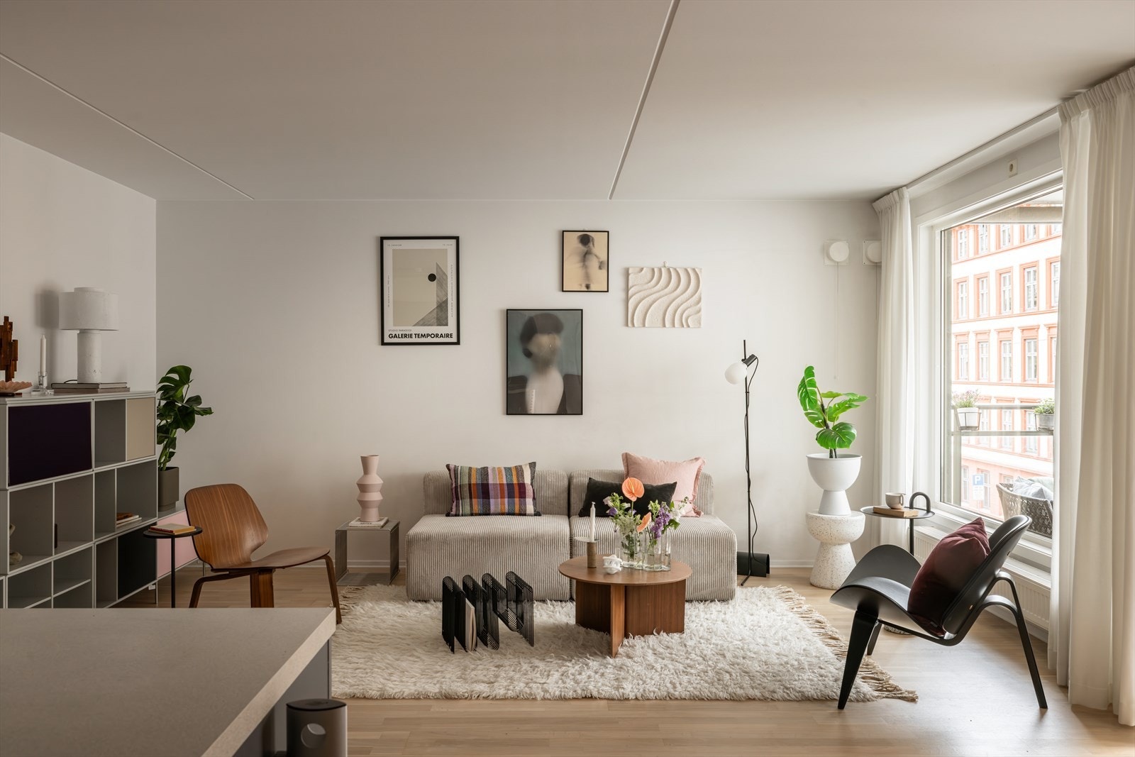 Lys og romslig stue med 3-stavs parkett på gulv og nøytrale overflater som gir et tidløst og innbydende uttrykk. Galleribilde