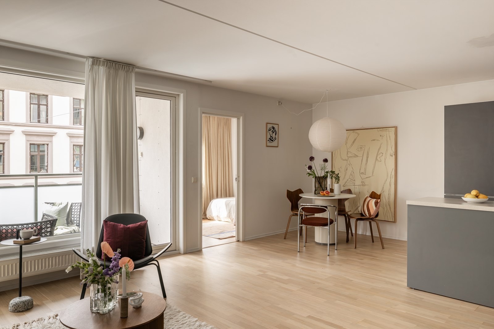 Flere vinduer slipper inn rikelig med dagslys og bidrar til en luftig atmosfære. Galleribilde