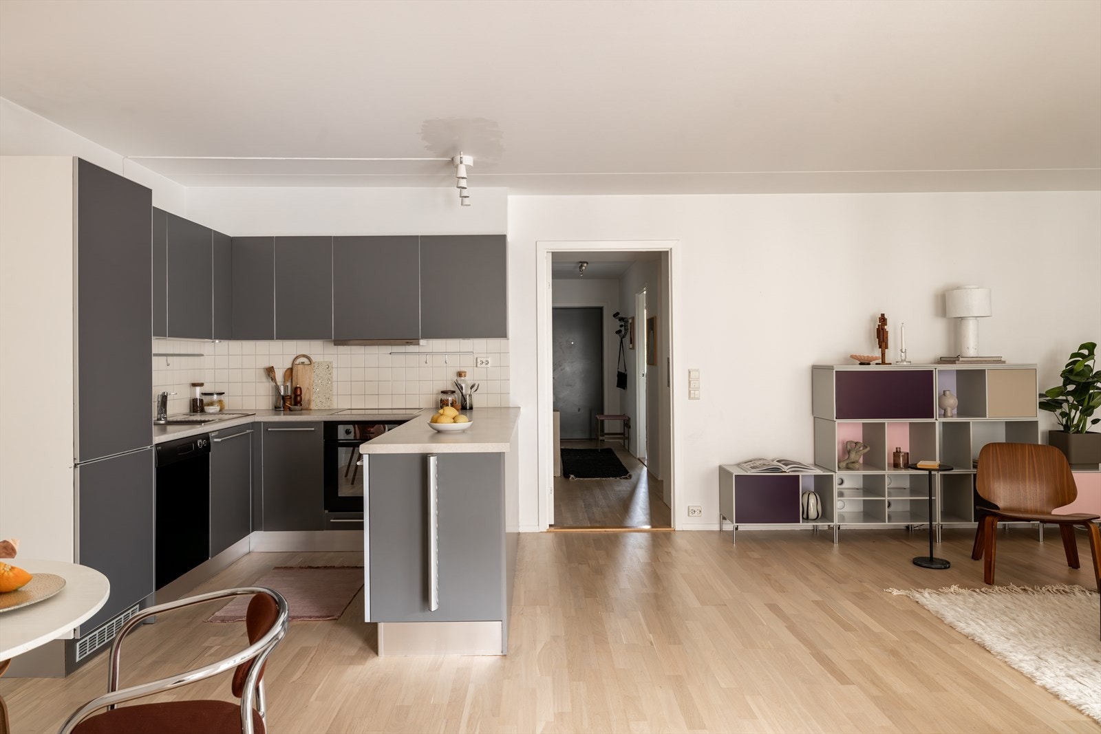 Kjøkkenet er utstyrt med integrert induksjonstopp, stekeovn og kombiskap for kjøl/frys, samt avtrekk over kokeplass. Galleribilde