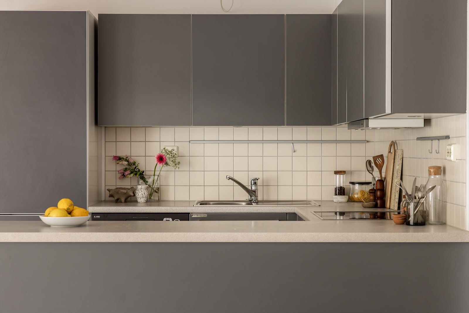 Praktiske fliser og belysning over benk gir både funksjonalitet og et moderne uttrykk. Galleribilde