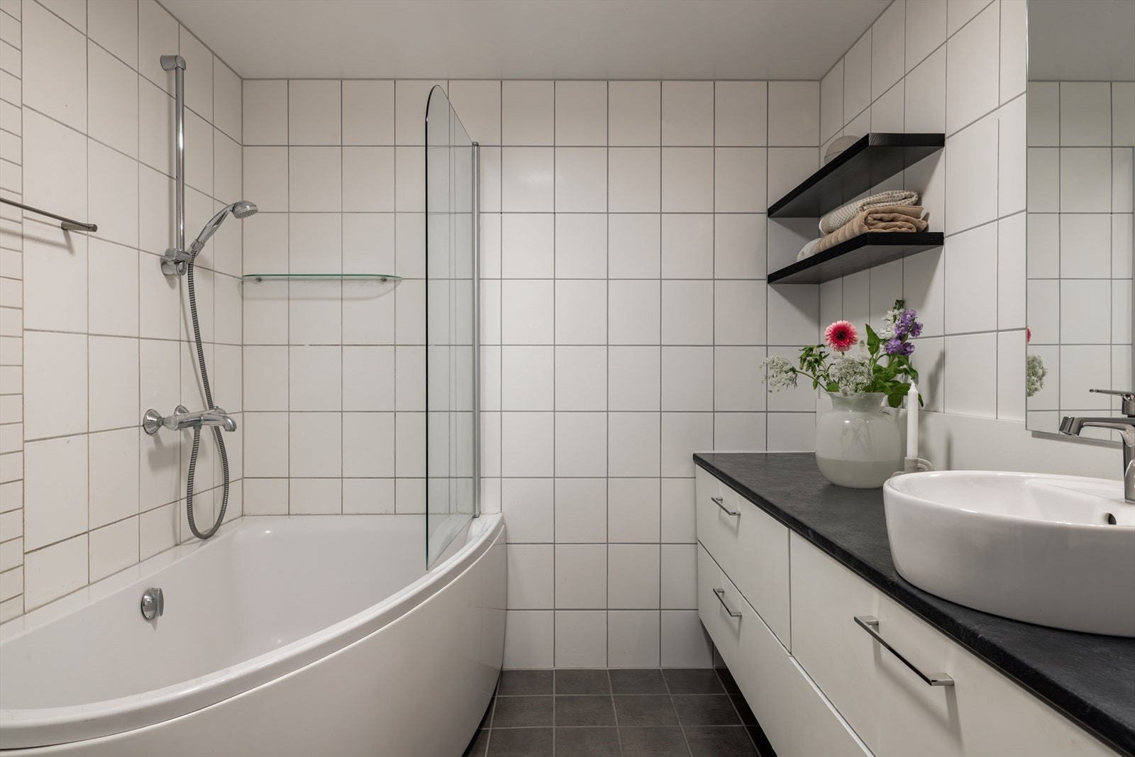 Badet er oppgradert av tidligere og nåværende eier - blant annet med installasjon av badekar og ny baderomsinnredning før 2011, ny benk i 2017 og ny servant i mai 2025. Galleribilde