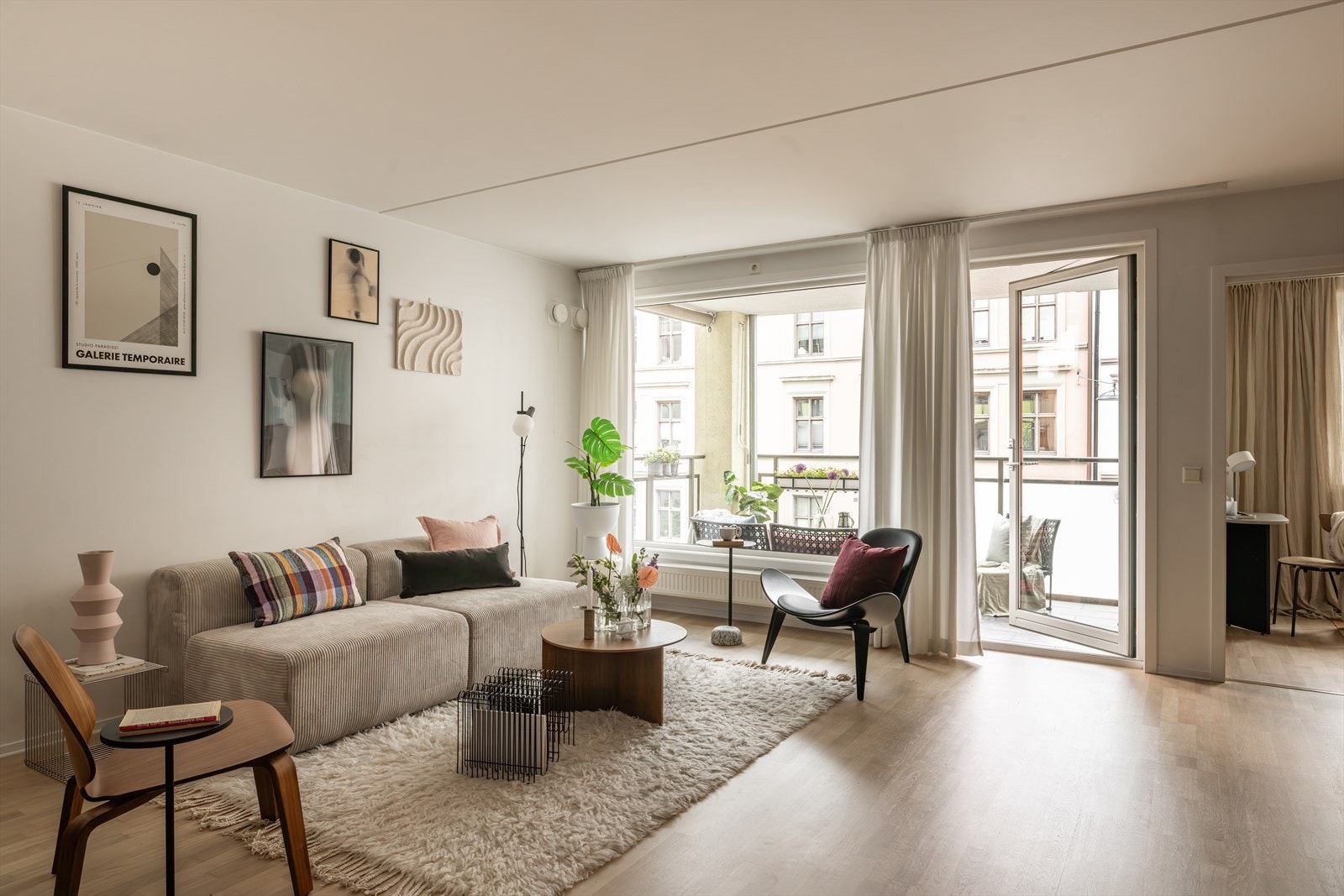 Rommets utforming gir god plass til både stor sofagruppe, TV-seksjon og annet møblement. Galleribilde