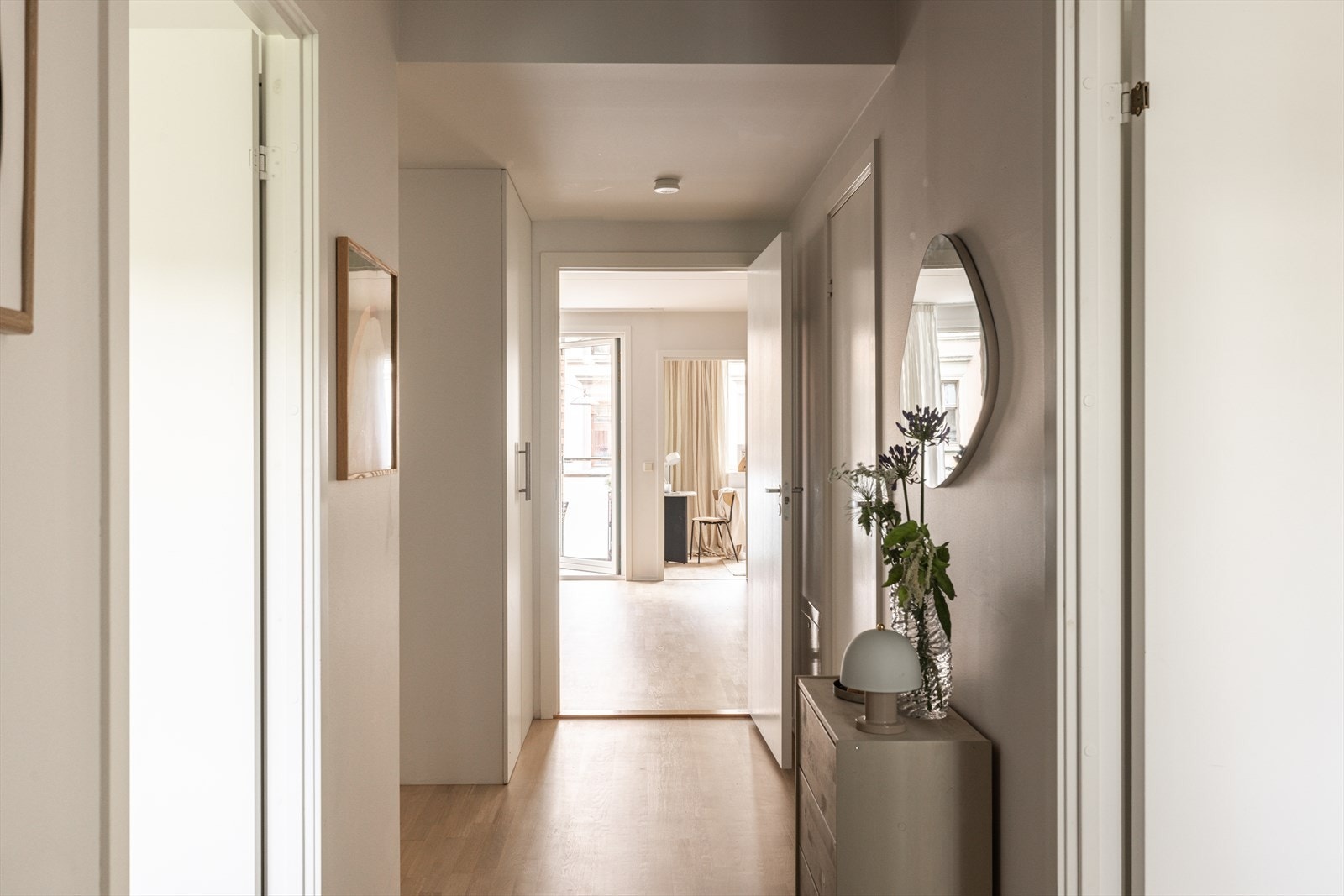 Lys og funksjonell entré som binder boligens rom sammen på en praktisk måte. Galleribilde