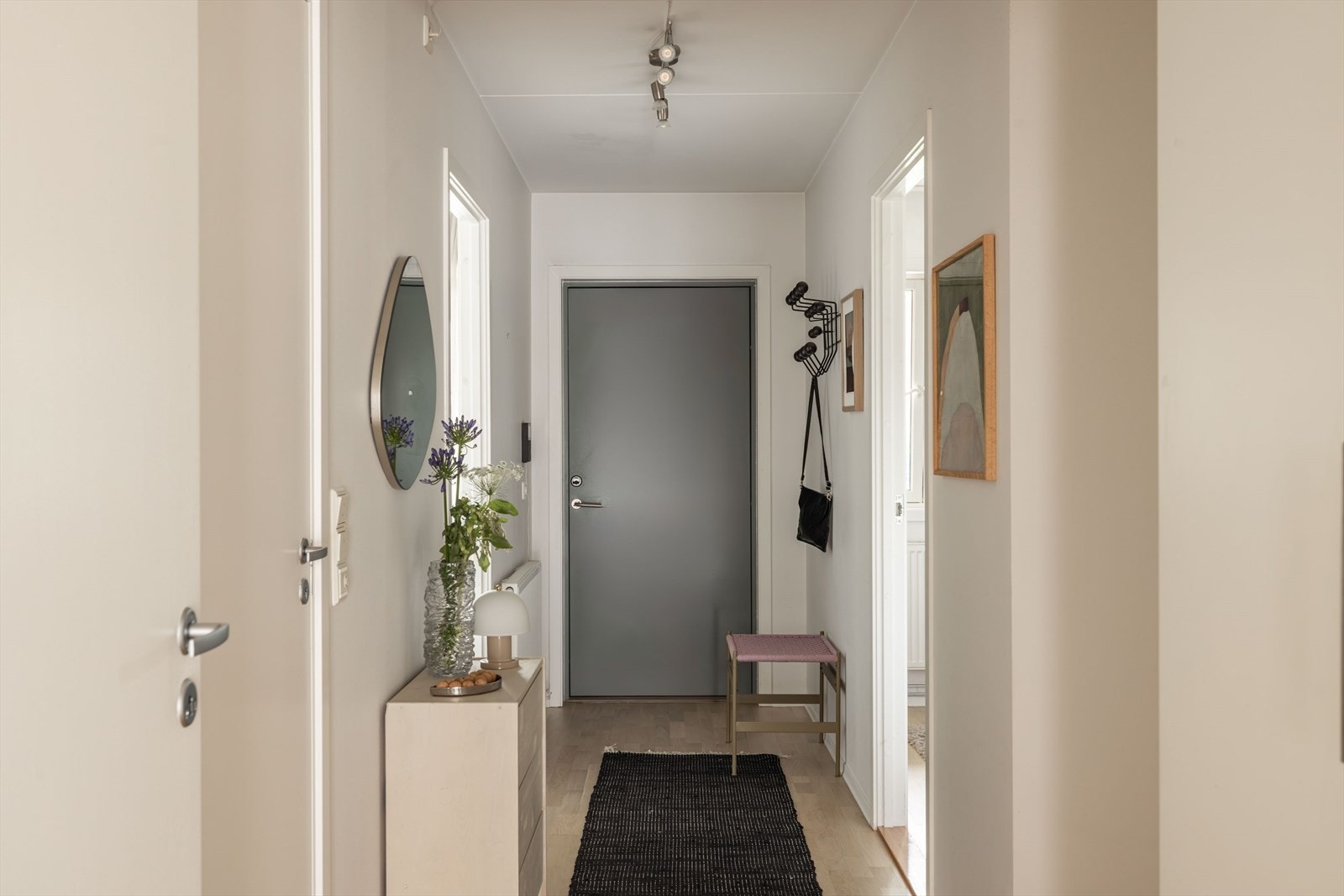 Her er det knagger på veggen for hverdagsoppbevaring og skoskap for enkel organisering. Galleribilde