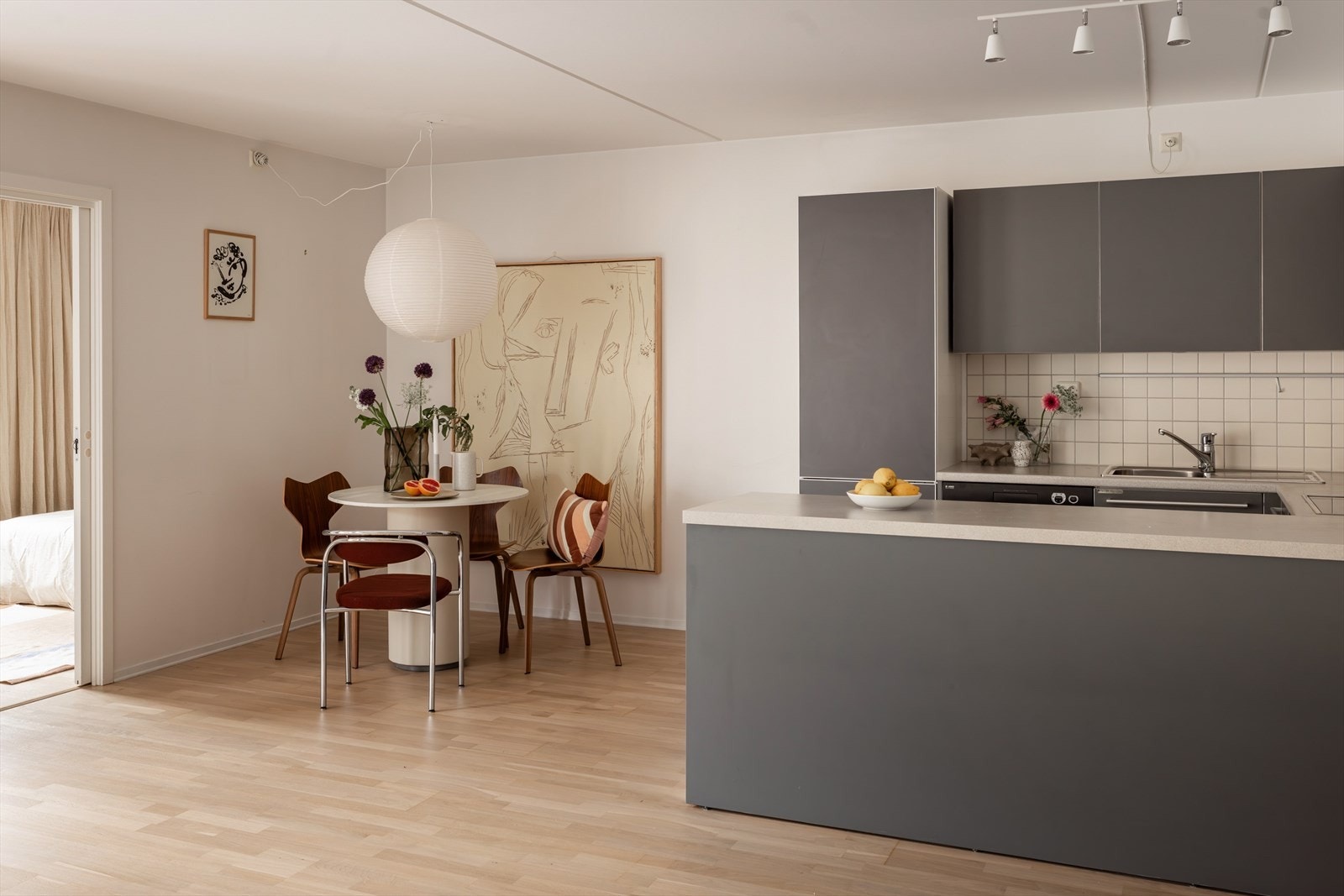 Den åpne løsningen mot kjøkkenet skaper et sosialt og praktisk allrom. Galleribilde