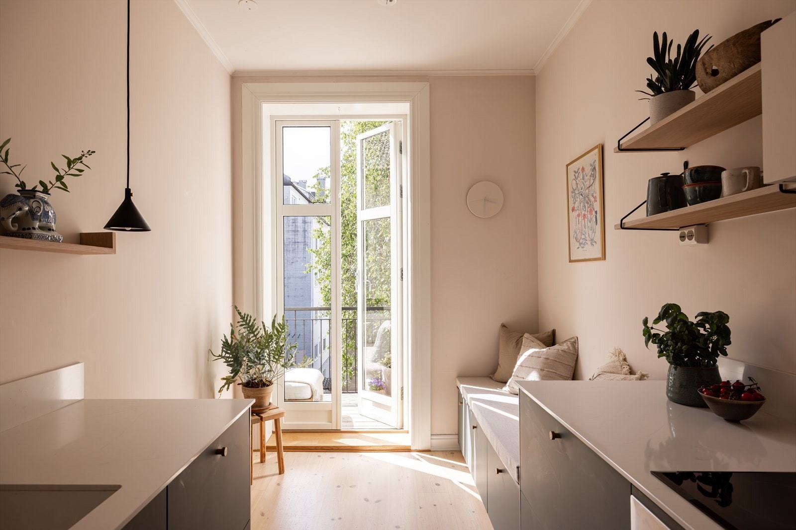 Utgang til balkong fra kjøkkenet. Balkong ble bygget i 2022, med ny balkongdør. Galleribilde