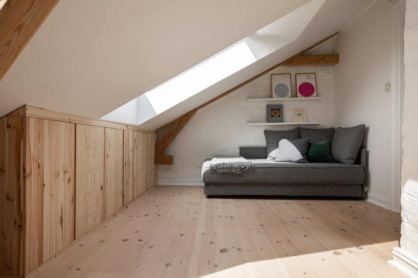 Soverom 2. Brukt som kontor. Spesialtilpassede Ivar-skap med god plass til oppbevaring. Galleribilde