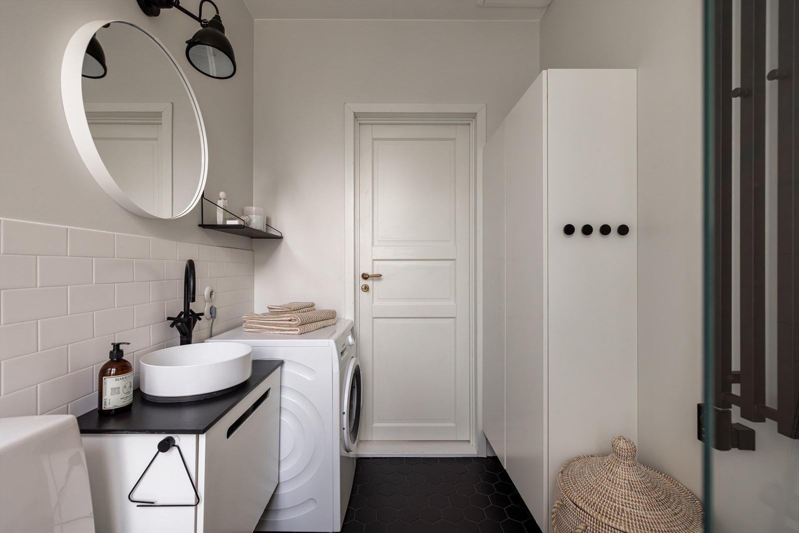 Godt med lagringsplass i vegghengte skap. Det er også håndkleoppheng med varme montert på vegg. Galleribilde