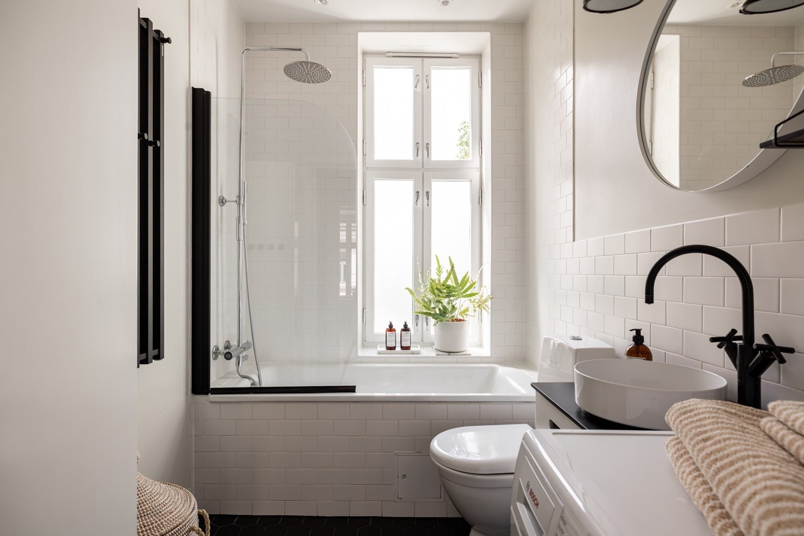 Moderne bad pusset opp i regi av forrige eier i 2016, med behagelige varme i gulv. Galleribilde