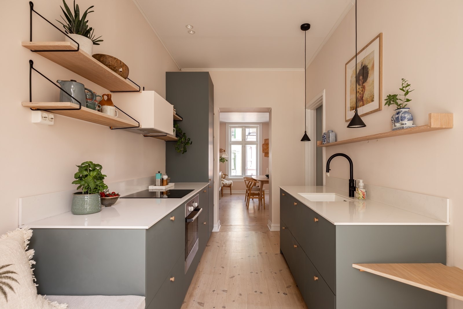 Benkeplate samt backsplash i slitesterk komposittstein fra Silestone. Galleribilde