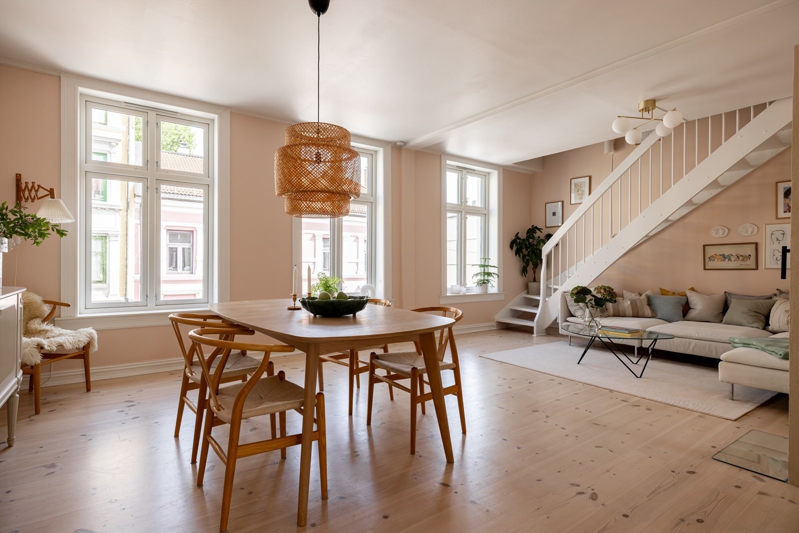 Velkommen til Sofies gate 56. Romslig leilighet på 94kvm (106kvm gulvareal). Loftsbod 3kvm (6kvm gulvareal) og kjellerbod 12kvm. Varmtvann inkludert i fellesutgifter. Galleribilde