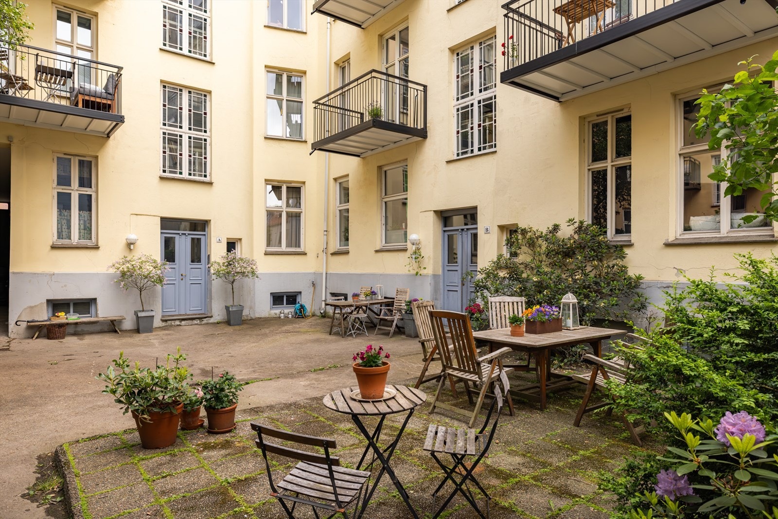 Bakgård med flere sittegrupper. Galleribilde