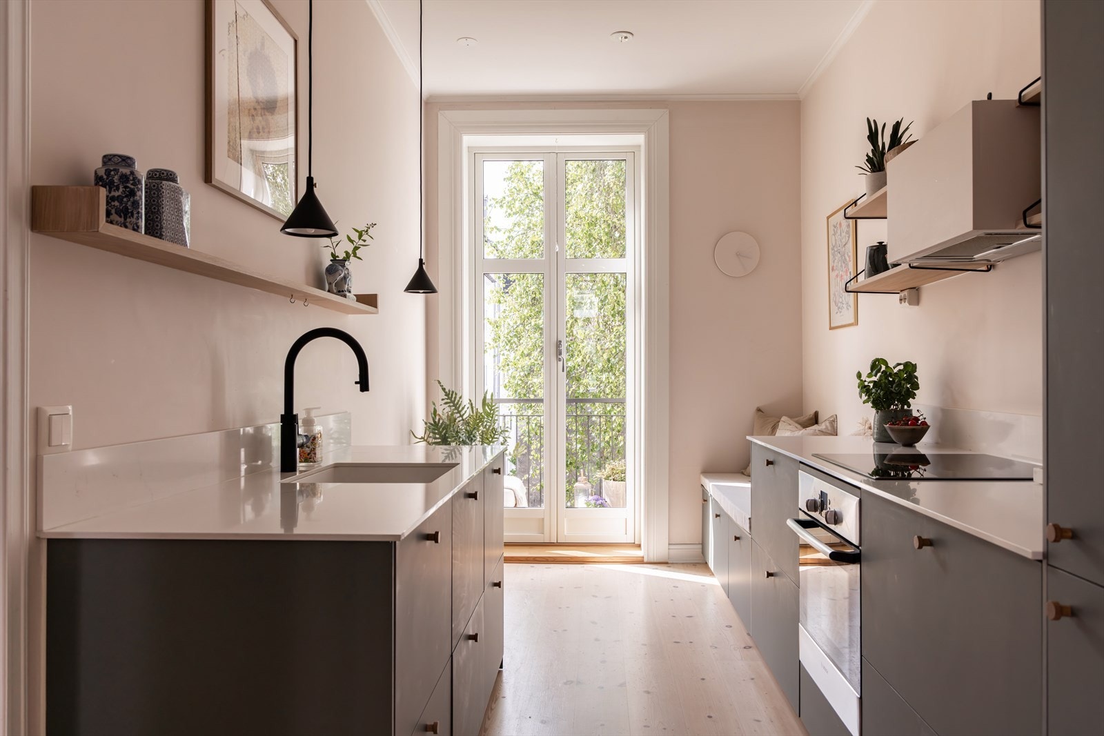 Nytt kjøkken fra 2021 med integrerte hvitevarer. Galleribilde