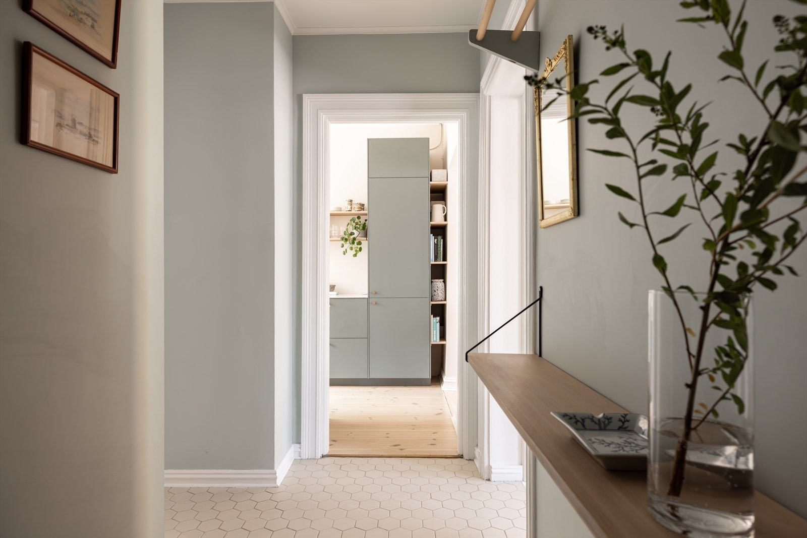 Gang mot kjøkken, bad til venstre, stue til høyre. Galleribilde