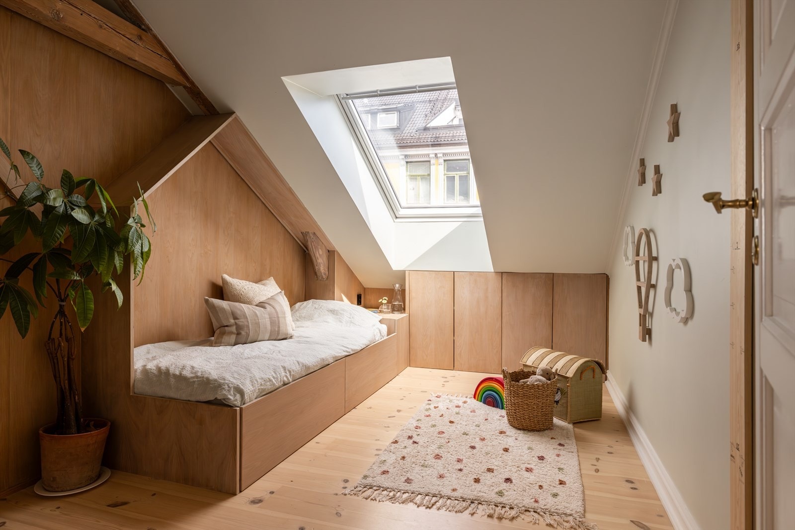 Soverom 3. Plassbygd seng og skap i eikefinér fra 2023. Oppbevaring under seng. Integrert lyslist langs vegg og over seng (med diskomodus). Galleribilde