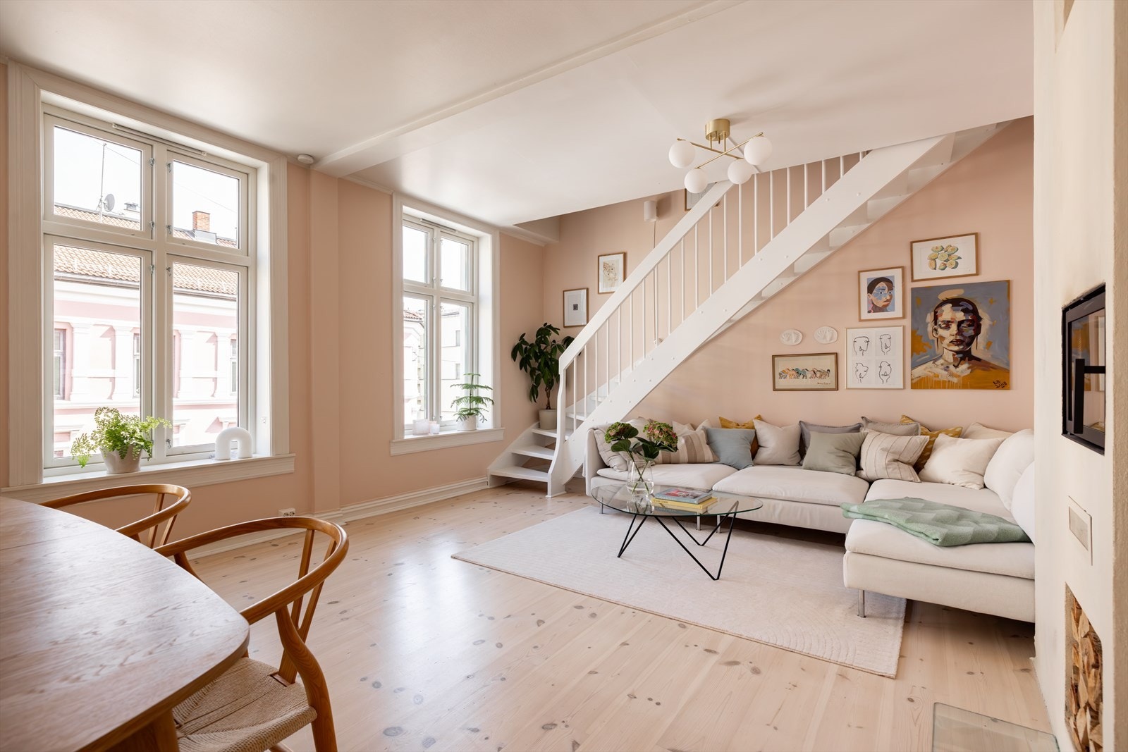 Store lyse vinduer. Samtlige vinduer (med unntak av baderomsvindu) ble skiftet i 2023. Galleribilde