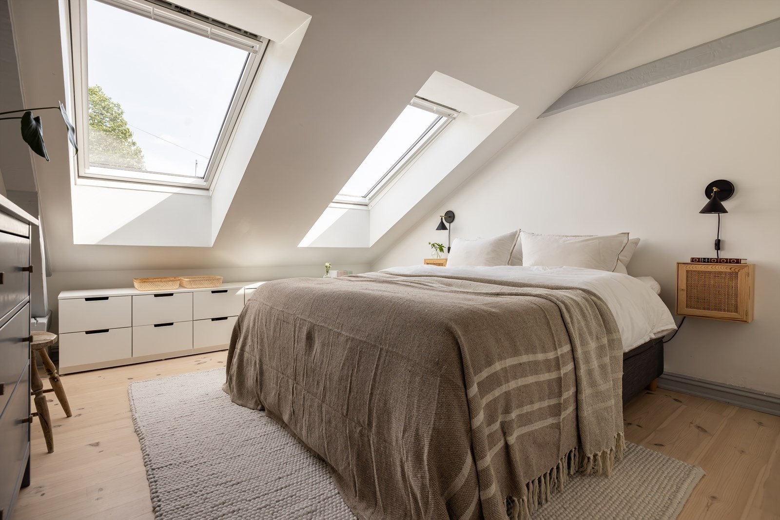 Soverom 1. Samtlige takvinduer ble byttet i 2023 (Velux), og har integrert solskjerming. Galleribilde