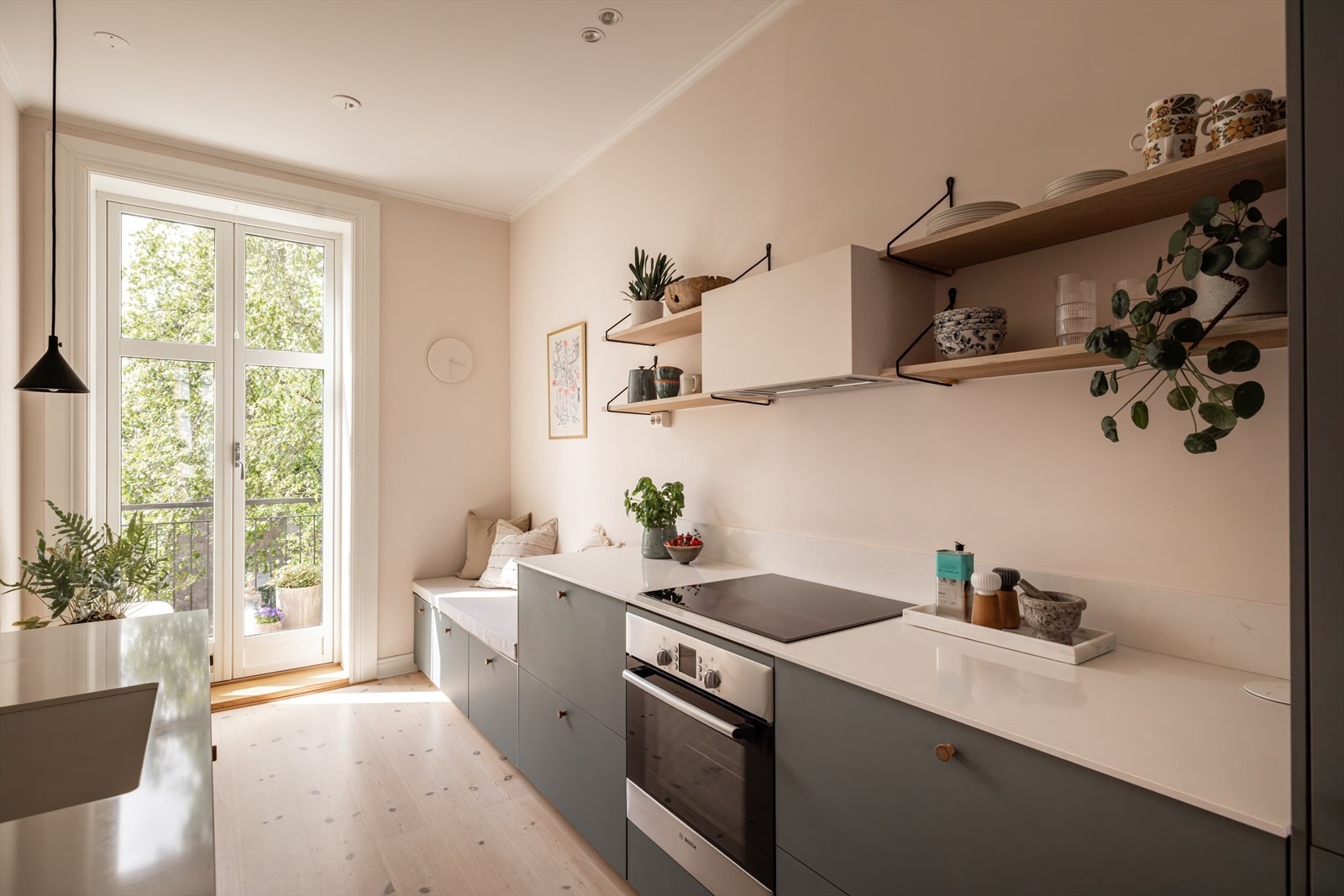 Lyst kjøkken med innebygget sittebenk. 2.85 m takhøyde. Galleribilde