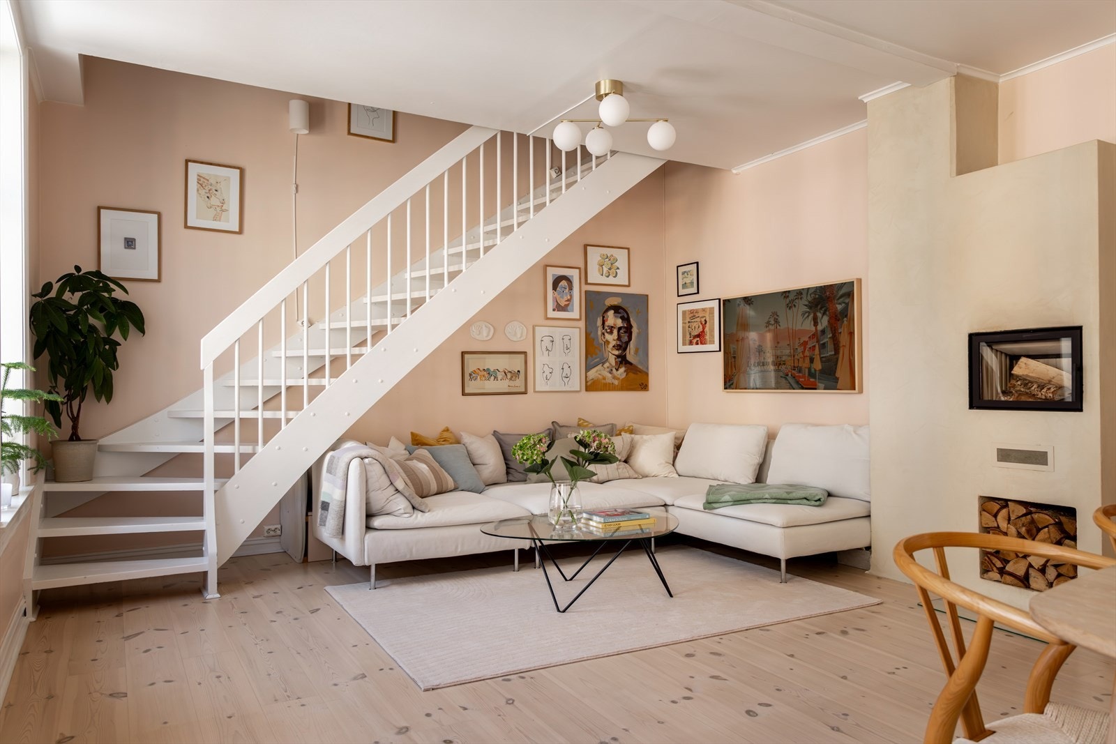 Stue. Peis med nisje til ved, bygget i 2022. Galleribilde