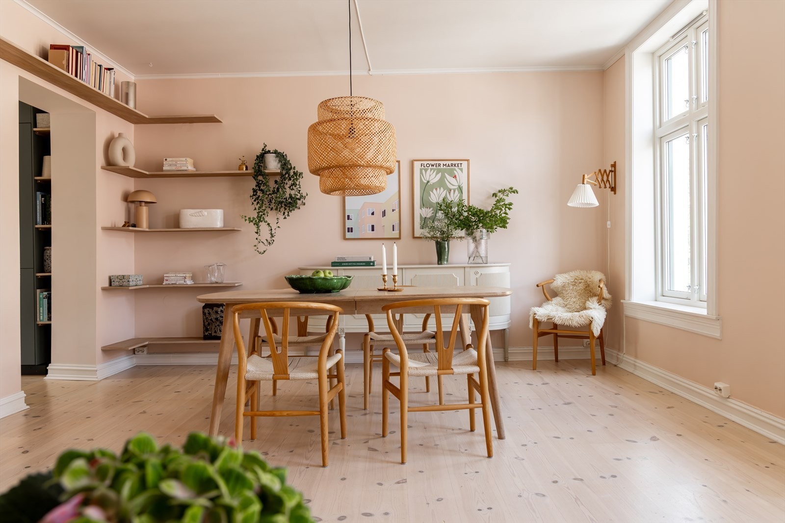 Spesialbygde hyller i eikefinér i hjørnet av stuen. Galleribilde