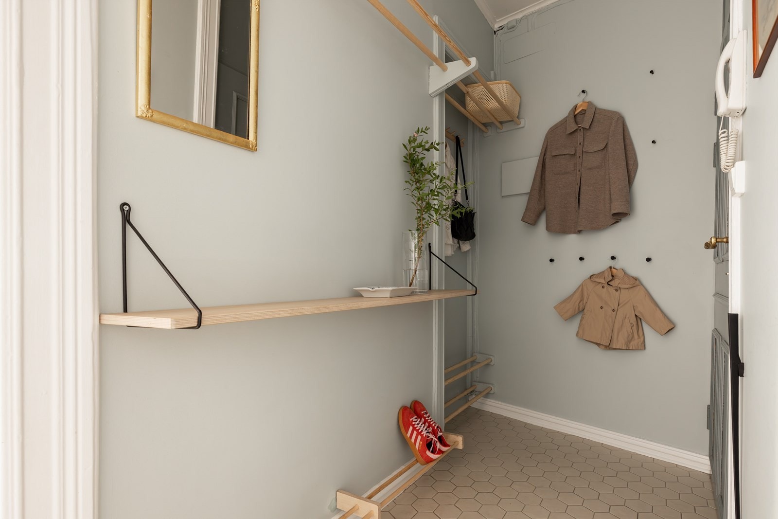 Gang med spesialbygd garderobesystem, nytt i 2022. Galleribilde