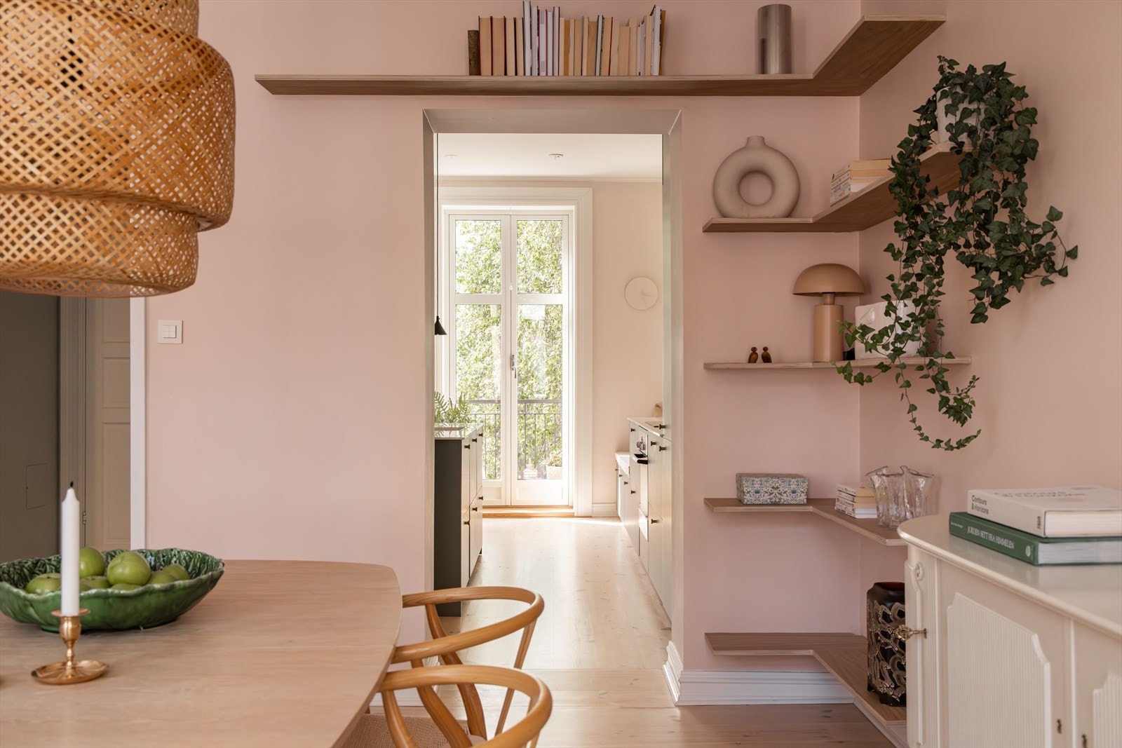 Fint gjennomlys mellom stue og kjøkken. Galleribilde